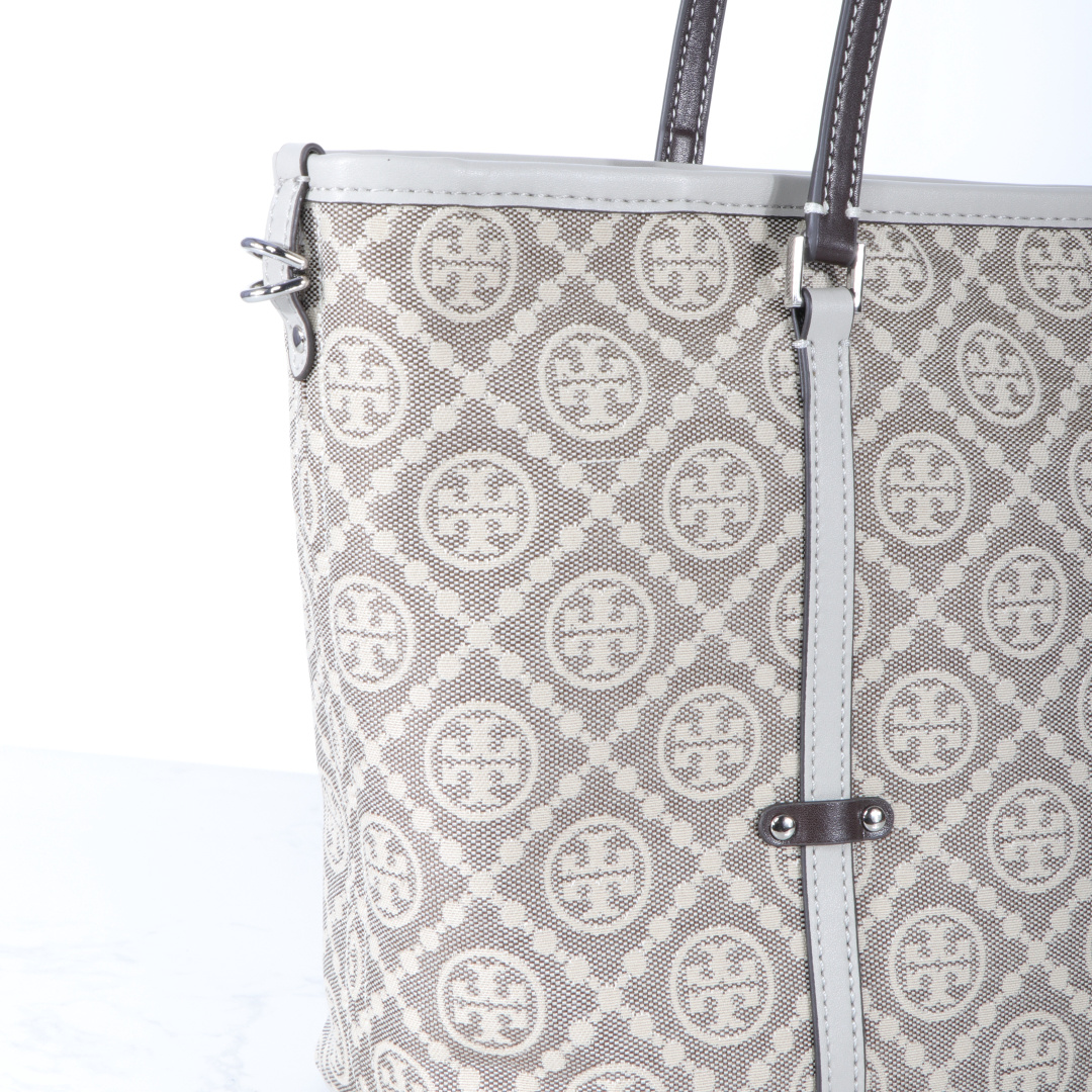 Tory Burch ～Tory Burch麻灰色 TMonogram图案 搭配提花织物 魅力隽永又风格独具