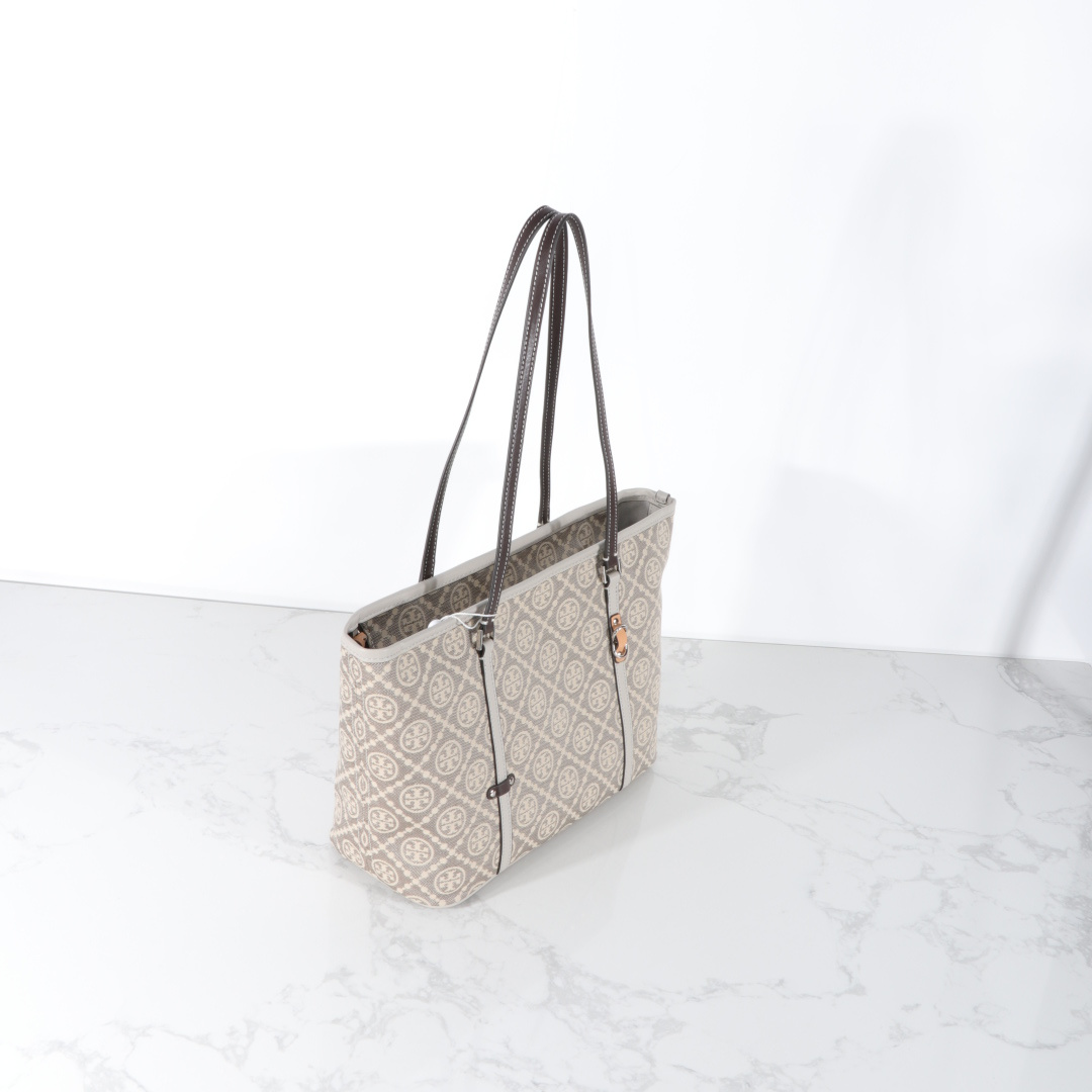 Tory Burch ～Tory Burch麻灰色 TMonogram图案 搭配提花织物 魅力隽永又风格独具