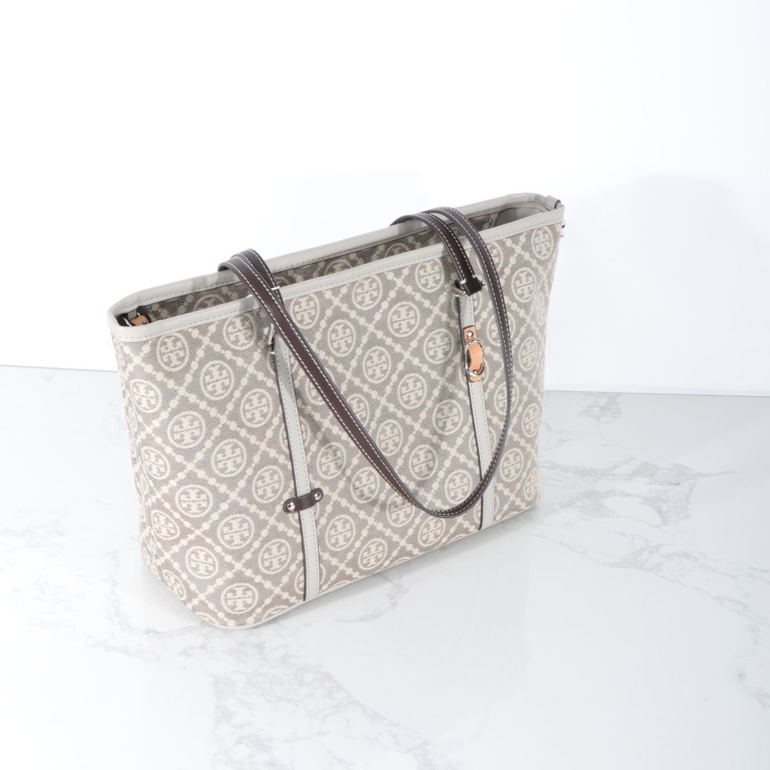 Tory Burch ～Tory Burch麻灰色 TMonogram图案 搭配提花织物 魅力隽永又风格独具