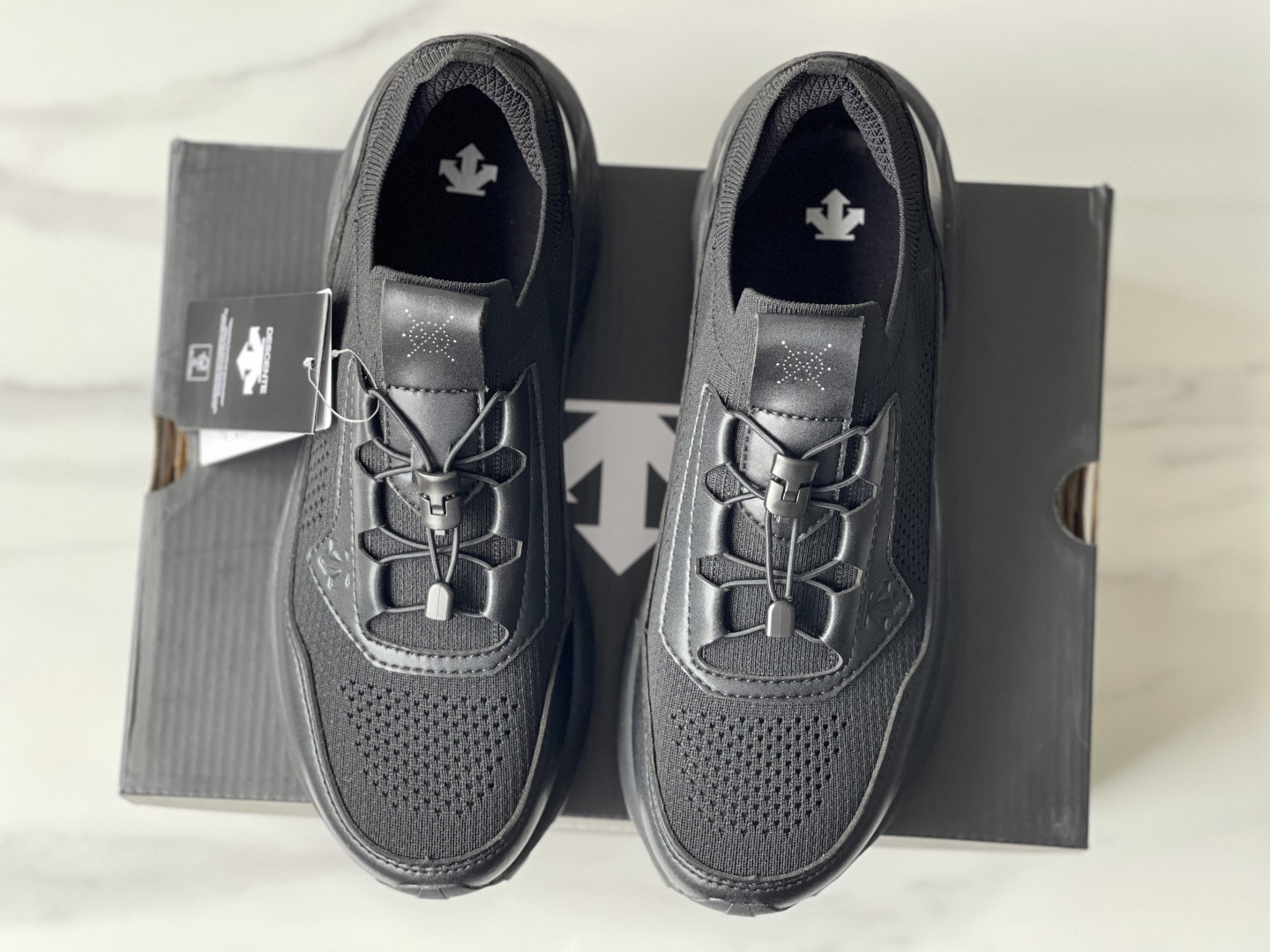 NO:346392,Pure original version, men's style, sneaker size!  DESCENTE DUALIS KNIT ECO casual shoes. This model uses an integrated sock cover structural upper, paired with drawstring shoelaces, which is convenient to put on and off. The leather material is spliced ​​to highlight the texture. Combined with the midsole design inspired by running shoes, it brings a good foot feeling experience and makes the pace lighter and more comfortable. Size: 39, 40, 41, 42, 43, 44.,,sneakers19860909纯原版本,男款,运动鞋码！ DESCENTE迪桑特 DUALIS KNIT ECO休闲鞋. 此款采用一体织袜套结构鞋面,搭配抽绳鞋带,穿脱便捷.皮革材料拼接,彰显质感.结合跑鞋灵感的中底设计,带来良好的脚感体验,让步伐更轻盈舒适. 码数:39,40,41,42,43,44.,,sneakers,Men's shoes