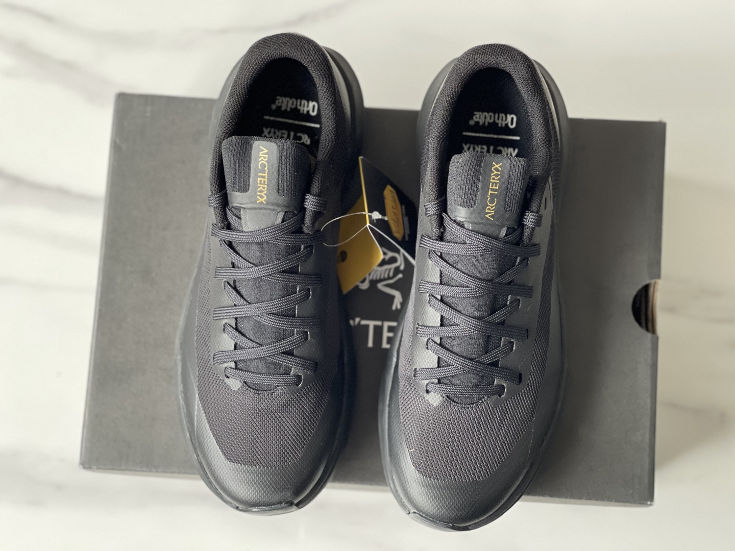 NO:346264,Dongguan, couples, sneaker size!  Arcteryx Norvan LD 4 Comfortable, non-slip, wear-resistant low-top trail running shoes This long-distance running shoes are designed to adapt to training and adventure running. They are suitable for muddy ground, tangled environments and gravel roads. The wide forefoot and stable midfoot support provide a comfortable and stable wear experience. The lug design that shakes off the soil allows you to grab the ground and move forward quickly on any terrain. The durable upper and VibramMegagrip outsole can cope with rugged gravel routes and slippery mountain trails. Size: 36, 37, 38, 39, 40, 40.5, 41, 42, 42.5, 43, 44, 44.5, 45., arc'teryx, sneakers19860909莞产,情侣款,运动鞋码！ Arcteryx始祖鸟 Norvan LD 4 舒适防滑耐磨低帮越野跑步鞋 这款长距离跑鞋专为适应训练跑和探险跑而设计,适合泥泞地面、盘根错节的环境和碎石路面.宽阔的前足和稳固的中足支撑带来舒适、稳固的穿着体验,能够抖落泥土的凸耳设计让你在任何地形上都能稳抓地面、疾速前进,耐久的鞋面和VibramMegagrip大底能够应对崎岖的碎石路线和湿滑山径. 码数:36,37,38,39,40,40.5,41,42,42.5,43,44,44.5,45.,arc'teryx,sneakers,Men's shoes