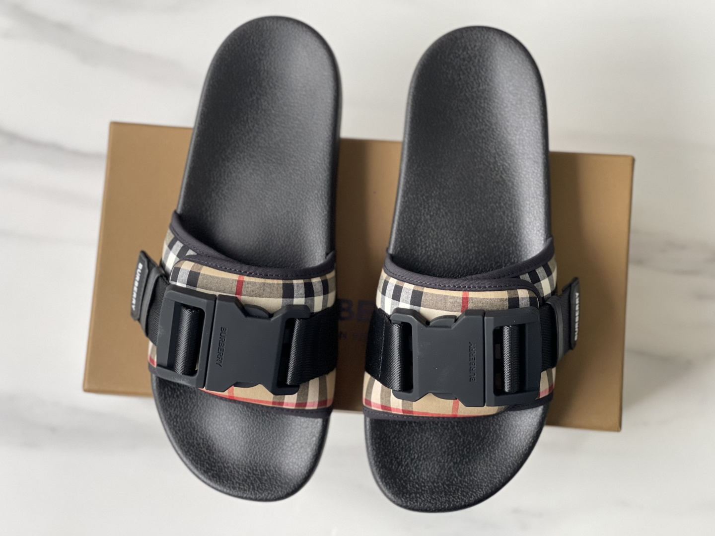NO:346428,It is made in Dongguan, couples, one size smaller!  Burberry Vintage plaid buckle strap slippers. Lightly padded Vintage plaid slippers, made of selected cotton fabrics. Paired with logo decorative buckle straps, streamlined insoles to create a comfortable wearing experience. Size: 36, 37, 38, 39, 40, 41, 42, 43, 44, 45., burberry, slippers19860909莞产,情侣款,偏小一码！ Burberry博柏利Vintage 格纹搭扣束带一字拖鞋. 轻微加垫的Vintage格纹拖鞋,精选棉质面料制成.搭配徽标装饰搭扣束带,流线型鞋垫缔造舒适穿着体验.码数:36,37,38,39,40,41,42,43,44,45.,,burberry,slippers,Men's shoes