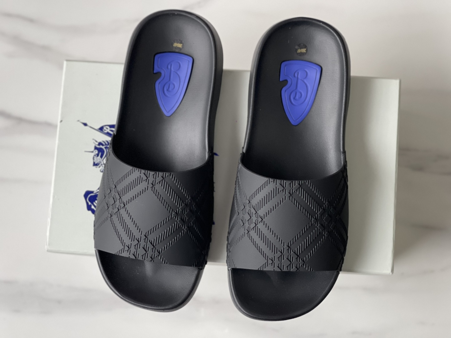 NO:346388,Dongguan, men's style, formal size. Burberry Check Dive square-toe flat-soled flip-flops. This model has a comfortable upper, good ductility, and the heel is made of soft material to fit the ankles comfortably. It is easy to wear, allowing you to have a comfortable and relaxed experience in your daily life. Size: 39, 40, 41, 42, 43, 44., , burberry, slippers19860909莞产,男款,正码. Burberry博柏利Check Dive 方头平底一字拖鞋. 此款拥有舒适的鞋面,具有很好的延展性,后跟采用柔软材质能够舒适贴合脚踝,穿着轻松,让您在平时生活中有舒适和轻松的体验. 码数:39,40,41,42,43,44.,,burberry,slippers,Men's shoes