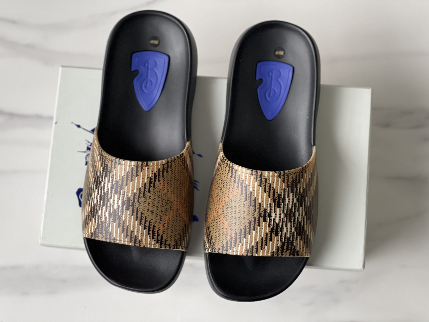 NO:346409,Dongguan, men's style, formal size. Burberry Check Dive square-toe flat-soled flip-flops. This model has a comfortable upper, good ductility, and the heel is made of soft material to fit the ankles comfortably. It is easy to wear, allowing you to have a comfortable and relaxed experience in your daily life. Size: 39, 40, 41, 42, 43, 44., , burberry, slippers19860909莞产,男款,正码. Burberry博柏利Check Dive 方头平底一字拖鞋. 此款拥有舒适的鞋面,具有很好的延展性,后跟采用柔软材质能够舒适贴合脚踝,穿着轻松,让您在平时生活中有舒适和轻松的体验. 码数:39,40,41,42,43,44.,,burberry,slippers,Men's shoes