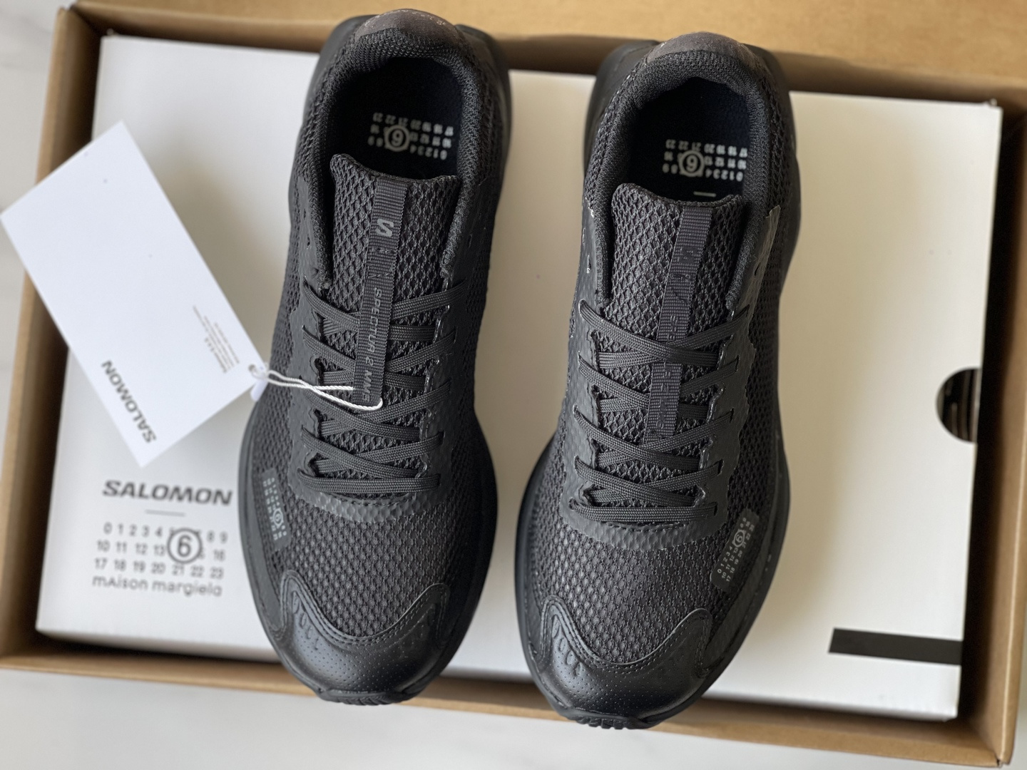 NO:347091,Dongguan version, couple style, sports shoes in the right size!  SALOMON SPECTUR 2 MM6 MAISON MARGIELA comfortable and simple fit low-top running shoes. It interprets the avant-garde aesthetics of MM6. The upper is made of large hole mesh material and the same-color pressing and cutting sheet. The shoe side has both brand logos, equipped with full-length carbon fiber board Energy Blade and Energy Foam cushioning system, the rear palm is thickened and widened, and has both propulsion, cushioning rebound and stability. Size number: women's size 35, 36, 37, 38, 39, 40. Men's size: 40, 41, 42, 43, 44, 45.,,masion margiela,sneakers19860909莞产版本,情侣款,运动鞋正码！ SALOMON萨洛蒙SPECTUR 2 MM6 MAISON MARGIELA 舒适简约贴合低帮跑步鞋. 诠释MM6的前卫美学,鞋面采用大孔网眼材质搭配同色系压胶与裁片,鞋侧有双方品牌标识,搭载全长碳纤维板 Energy Blade与Energy Foam缓震系统,后掌加厚加宽,兼具推进力、缓震回弹与稳定性. 码数:女码35,36,37,38,39,40. 男码:40,41,42,43,44,45.,,masion margiela,sneakers,Men's shoes