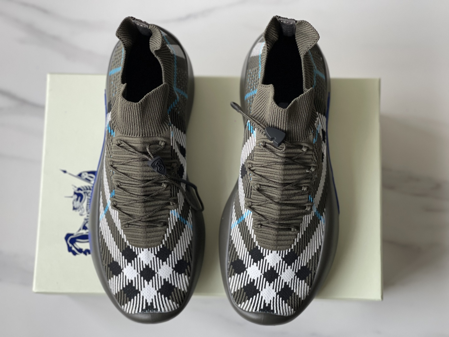 NO:356111,Dongguan, men's style, standard leather shoe size!  Burberry round toe drawstring knitted socks sneakers. Paired with breathable sock-style upper, knitted Burberry checked. It is made of leather lining and incorporates plaid shoelace design. It has a B-shaped shield buckle and the sole is decorated with a wrap-around large equestrian knight logo (EKD). From Burberry classic series, it interprets the wardrobe essential style in a distinct brand style. Round toe drawstring opening and closing The sole is decorated with the Equestrian knight logo (EKD) dust bag with the upper: 92 polyester, 4 elastic fiber, 4 polyamide lining: calfskin Sole: 75 polyurethane, 25 rubber foam Size: 39, 40, 41, 42, 43, 44., burberry, sneakers, cowhide19860909莞产,男款,标准皮鞋码！ Burberry博柏利 圆头抽绳 针织袜套运动鞋. 搭配透气袜式鞋面,点缀针织Burberry格纹.采用皮革内衬,融入格纹鞋带设计.设有B字型盾牌栓扣,鞋底装饰围裹式大号马术骑士徽标(EKD).来自Burberry经典之作系列,以鲜明品牌风格诠释衣橱必备款式. 圆形鞋头抽绳开合 鞋底饰有马术骑士徽标(EKD)随附防尘袋 鞋面:92聚酯纤维,4弹性纤维,4聚酰胺内衬:小牛皮 鞋底:75聚氨酯,25橡胶发泡 码数:39,40,41,42,43,44.,,burberry,sneakers,cowhide,Men's shoes