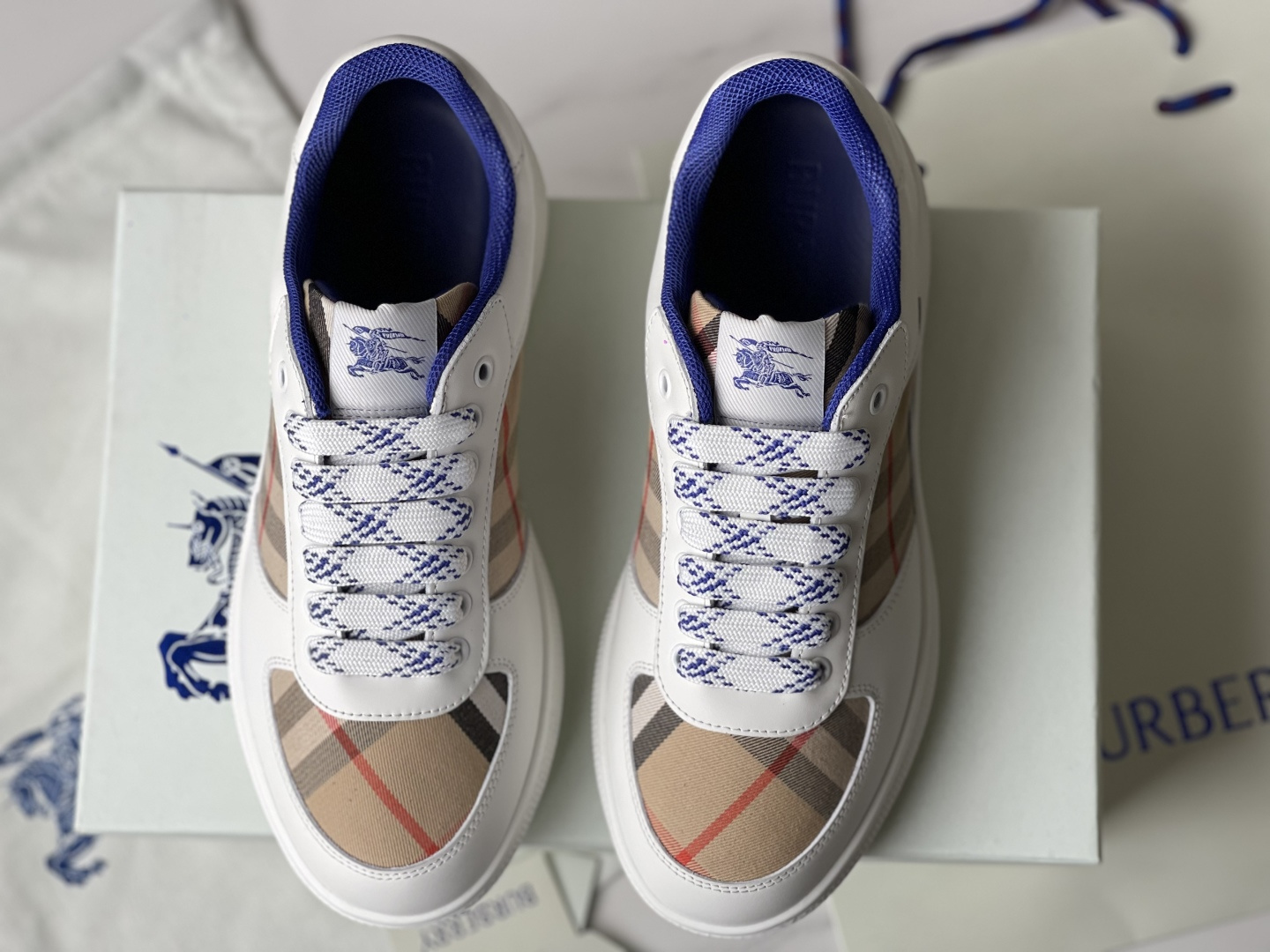 NO:356058,Dongguan, couples style, standard leather shoe size!  Burberry Terrace Leather Round toe lace-up low-top shoes. 39 and 40 notes for men and women. Made of smooth calfskin. Made in Italian workshops with contrasting mouth and side Burberry checked worsted cut pieces. Embellished with Equestrian Knight logo (EKD) label, the sole incorporates the classic Burberry letter logo. The tongue is embellished with the Burberry letter logo. The sole is embellished with the Burberry letter logo comes with a dust bag. Upper: 74 calfskin, 25 polyamide, 1 polyurethane decoration: polyester Lining: 62 sheepskin, 33 leather, 3 polyester, 2 polyurethane. Sole: rubber Size: women's model 35, 36, 37, 38, 39, 40.  Men's model 39,40,41,42,43,44.,burberry,cowhide,sheepskin19860909莞产,情侣款,标准皮鞋码！ Burberry博柏利Terrace皮革 圆头系带低帮板鞋. 39和40备注男女款 选用光滑小牛皮材质打造.于意大利工坊精制而成,搭配对比感鞋口和侧面Burberry格纹精纺裁片.点缀马术骑士徽标(EKD)标签,鞋底融入典藏Burberry字母徽标. 鞋舌处点缀马术骑士徽标(EKD)标签鞋底点缀Burberry字母徽标随附防尘袋 鞋面:74小牛皮,25聚酰胺,1聚氨酯装饰:聚酯纤维 内衬:62绵羊皮,33皮革,3聚酯纤维,2聚氨酯.鞋底:橡胶 码数:女款35,36,37,38,39,40. 男款39,40,41,42,43,44.,,burberry,cowhide,sheepskin,Men's shoes