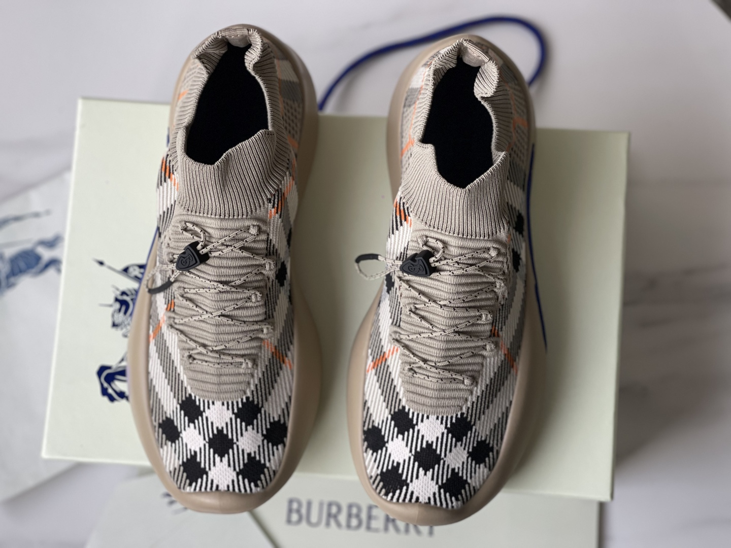 NO:356094,Dongguan, men's style, standard leather shoe size!  Burberry round toe drawstring knitted socks sneakers. Paired with breathable sock-style upper, knitted Burberry checked. It is made of leather lining and incorporates plaid shoelace design. It has a B-shaped shield buckle and the sole is decorated with wrap-around large equestrian knight logo (EKD). From Burberry classic series, it interprets the wardrobe essential style in a distinct brand style. Round toe drawstring opening and closing Sole is decorated with Equestrian knight logo (EKD) dust bag with dust bag Upper: 92 polyester, 4 elastic fiber, 4 polyamide lining: calfskin Sole: 75 polyurethane, 25 rubber foam Size: 39, 40, 41, 42, 43, 44., burberry, sneakers, cowhide19860909莞产,男款,标准皮鞋码！ Burberry博柏利 圆头抽绳 针织袜套运动鞋. 搭配透气袜式鞋面,点缀针织Burberry格纹.采用皮革内衬,融入格纹鞋带设计.设有B字型盾牌栓扣,鞋底装饰围裹式大号马术骑士徽标(EKD).来自Burberry经典之作系列,以鲜明品牌风格诠释衣橱必备款式. 圆形鞋头抽绳开合 鞋底饰有马术骑士徽标(EKD)随附防尘袋 鞋面:92聚酯纤维,4弹性纤维,4聚酰胺内衬:小牛皮 鞋底:75聚氨酯,25橡胶发泡 码数:39,40,41,42,43,44.,,burberry,sneakers,cowhide,Men's shoes