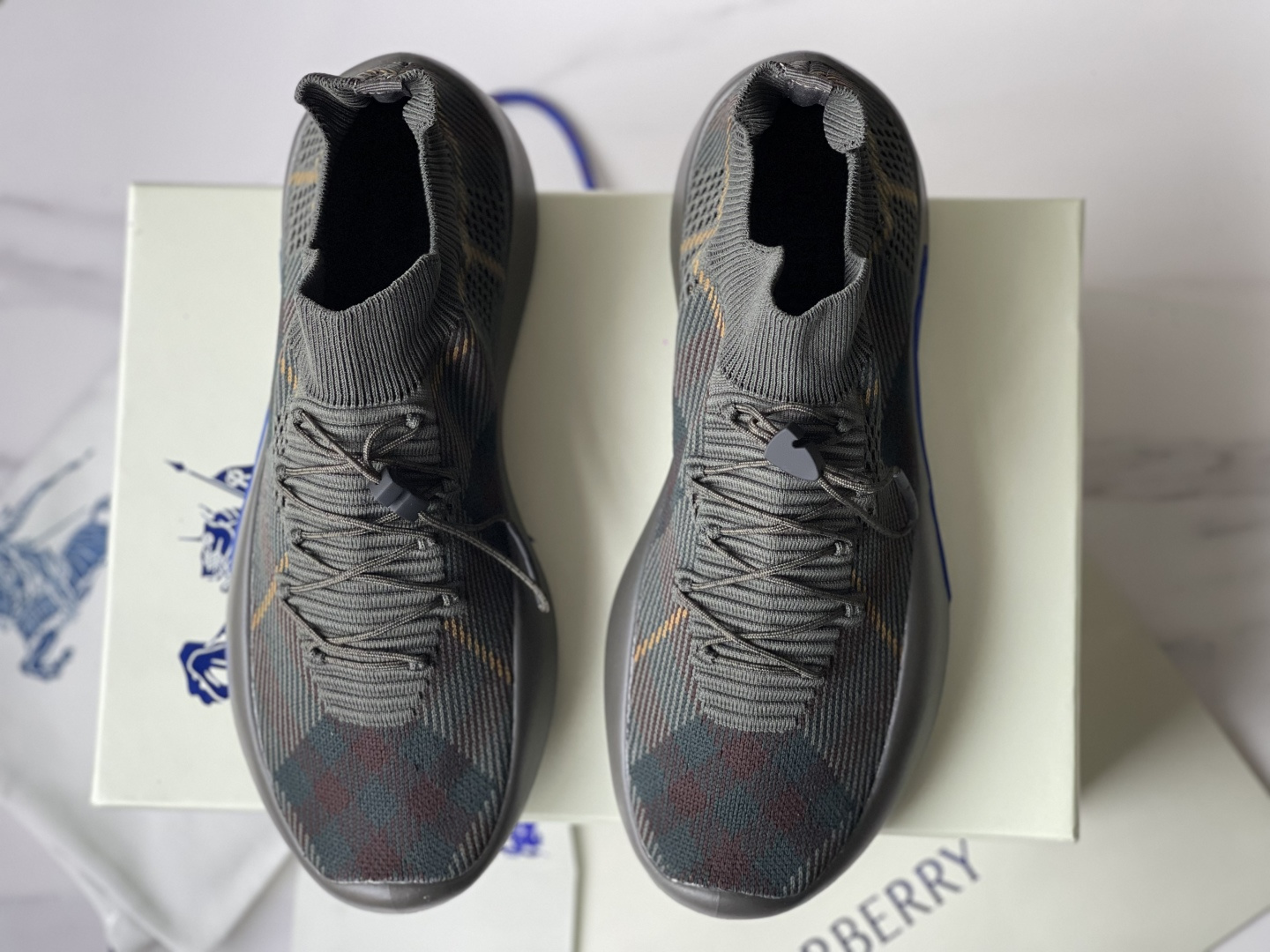 NO:356122,Dongguan, men's style, standard leather shoe size!  Burberry round toe drawstring knitted socks sneakers. Paired with breathable sock-style upper, knitted Burberry checked. It is made of leather lining and incorporates plaid shoelace design. It has a B-shaped shield buckle and the sole is decorated with wrap-around large equestrian knight logo (EKD). From Burberry classic series, it interprets the wardrobe essential style in a distinct brand style. Round toe drawstring opening and closing Sole is decorated with Equestrian knight logo (EKD) dust bag with dust bag Upper: 92 polyester, 4 elastic fiber, 4 polyamide lining: calfskin Sole: 75 polyurethane, 25 rubber foam Size: 39, 40, 41, 42, 43, 44., burberry, sneakers, cowhide19860909莞产,男款,标准皮鞋码！ Burberry博柏利 圆头抽绳 针织袜套运动鞋. 搭配透气袜式鞋面,点缀针织Burberry格纹.采用皮革内衬,融入格纹鞋带设计.设有B字型盾牌栓扣,鞋底装饰围裹式大号马术骑士徽标(EKD).来自Burberry经典之作系列,以鲜明品牌风格诠释衣橱必备款式. 圆形鞋头抽绳开合 鞋底饰有马术骑士徽标(EKD)随附防尘袋 鞋面:92聚酯纤维,4弹性纤维,4聚酰胺内衬:小牛皮 鞋底:75聚氨酯,25橡胶发泡 码数:39,40,41,42,43,44.,,burberry,sneakers,cowhide,Men's shoes