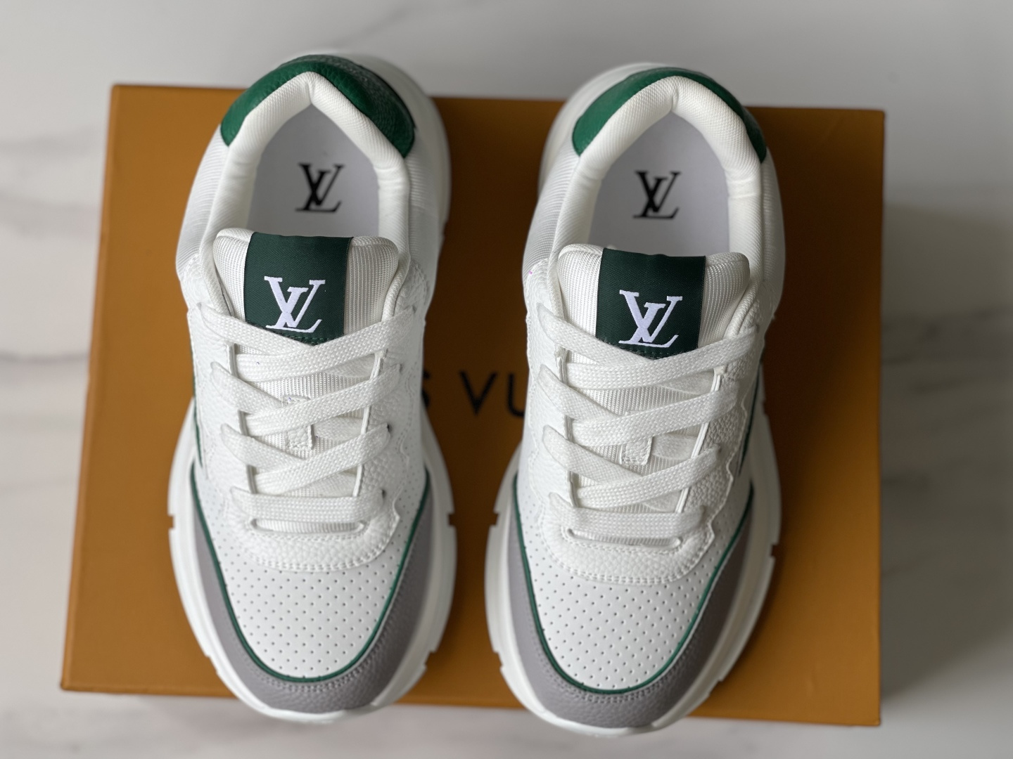 NO:355097,Dongguan, men's model, regular size. LOUIS VUITTON Classic cowhide round-toe lace-up low-top casual shoes. This model has a comfortable upper with good ductility. The heel is made of soft material to fit the ankles comfortably, and it is easy to wear, allowing you to have a comfortable and relaxed experience in your daily life. Size: 38, 39, 40, 41, 42, 43, 44, 45.,, louis vuitton, cowhide19860909莞产,男款,正码. LOUIS VUITTON Classic牛皮革圆头系带低帮 生活休闲鞋.此款拥有舒适的鞋面,具有很好的延展性,后跟采用柔软材质能够舒适贴合脚踝,穿着轻松,让您在平时生活中有舒适和轻松的体验. 码数:38,39,40,41,42,43,44,45.,,louis vuitton,cowhide,Men's shoes