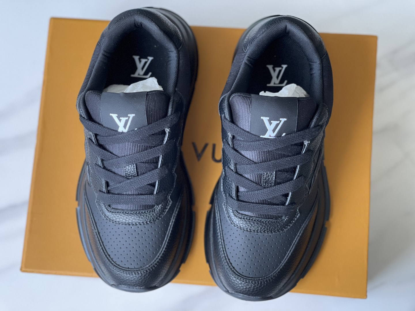 NO:355114,Dongguan, men's model, regular size. LOUIS VUITTON Classic cowhide round-toe lace-up low-top casual shoes. This model has a comfortable upper with good ductility. The heel is made of soft material to fit the ankles comfortably, and it is easy to wear, allowing you to have a comfortable and relaxed experience in your daily life. Size: 38, 39, 40, 41, 42, 43, 44, 45.,, louis vuitton, cowhide19860909莞产,男款,正码. LOUIS VUITTON Classic牛皮革圆头系带低帮 生活休闲鞋.此款拥有舒适的鞋面,具有很好的延展性,后跟采用柔软材质能够舒适贴合脚踝,穿着轻松,让您在平时生活中有舒适和轻松的体验. 码数:38,39,40,41,42,43,44,45.,,louis vuitton,cowhide,Men's shoes