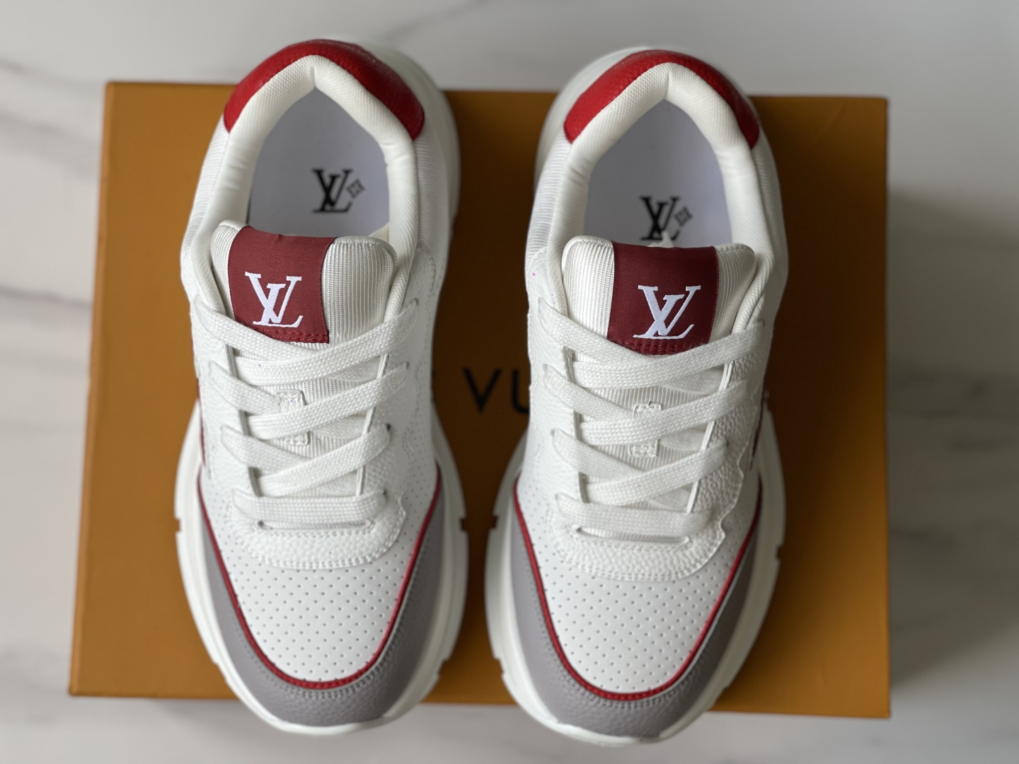 NO:355130,Dongguan, men's model, regular size. LOUIS VUITTON Classic cowhide round-toe lace-up low-top casual shoes. This model has a comfortable upper with good ductility. The heel is made of soft material to fit the ankles comfortably, and it is easy to wear, allowing you to have a comfortable and relaxed experience in your daily life. Size: 38, 39, 40, 41, 42, 43, 44, 45.,, louis vuitton, cowhide19860909莞产,男款,正码. LOUIS VUITTON Classic牛皮革圆头系带低帮 生活休闲鞋.此款拥有舒适的鞋面,具有很好的延展性,后跟采用柔软材质能够舒适贴合脚踝,穿着轻松,让您在平时生活中有舒适和轻松的体验. 码数:38,39,40,41,42,43,44,45.,,louis vuitton,cowhide,Men's shoes