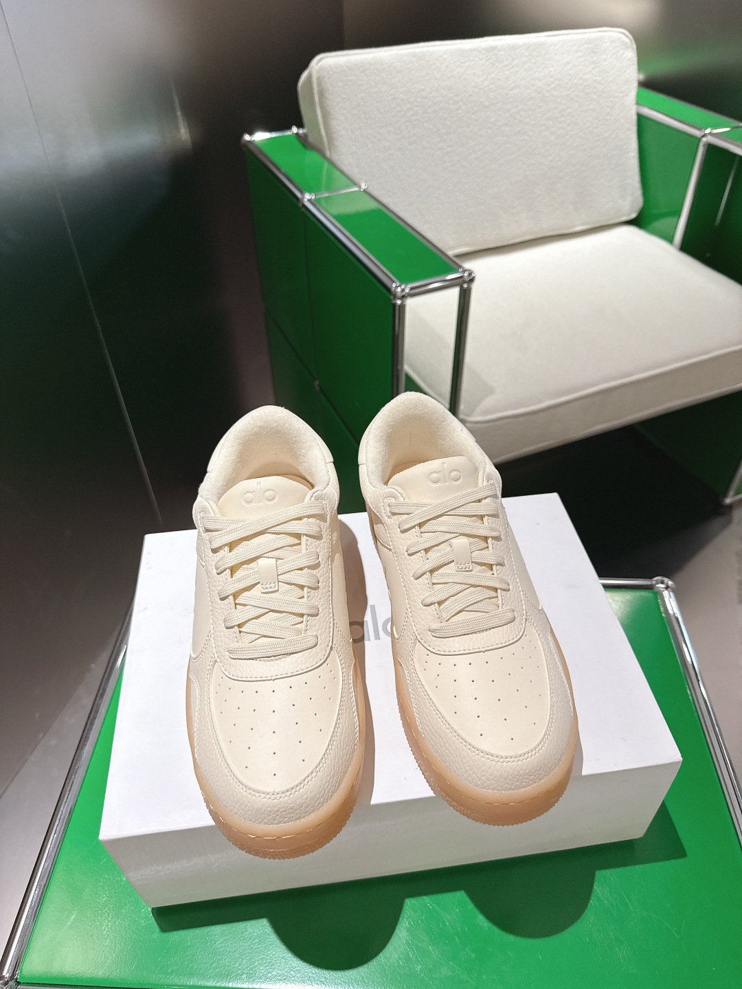 NO:487743,alo 25ss Spring and Summer latest hit, Panda color matching, thick-soled white shoes, casual sports shoes, this alo understands girls better than Nike!  Super versatile!  And super comfortable!  It's a thick bottom but it's not heavy at all on the feet!  Very lightweight!  It looks better when putting on socks!  And it is recommended by celebrities. It is a model that increases your legs and makes your legs look thinner!  Super suitable for us small girls~ The overall shoe is also a classic color-blocking contrasting design with the delicate leather texture on the upper. The fabric is made of original imported cowhide, breathable towel velvet inside, heel height 4cm, original sole open mold-proof rubber material, size 35-40 (40 customized), casual shoes/sports shoes, sneakers, cowhide19860909alo 25ss春夏最新爆款 熊猫拼色 厚底小白鞋 休闲运动鞋  这款alo比耐克更懂女生！上脚超级百搭！而且超级舒适！是厚底款但是上脚一点都不沉重！非常轻便！套上袜套搭配更好看！而且还是明星同款推荐～上脚增高显腿细！超级适合我们小个子女生～ 鞋子整体也是经典的拼色撞色设计搭配鞋面细腻的真皮纹路肌理感 面料采用原版进口头层牛皮 内里透气毛巾绒里 跟高4cm 鞋底原版开模防滑橡胶材质 码数35-40（40订做）,休闲鞋/运动鞋,sneakers,cowhide,Women's Shoes