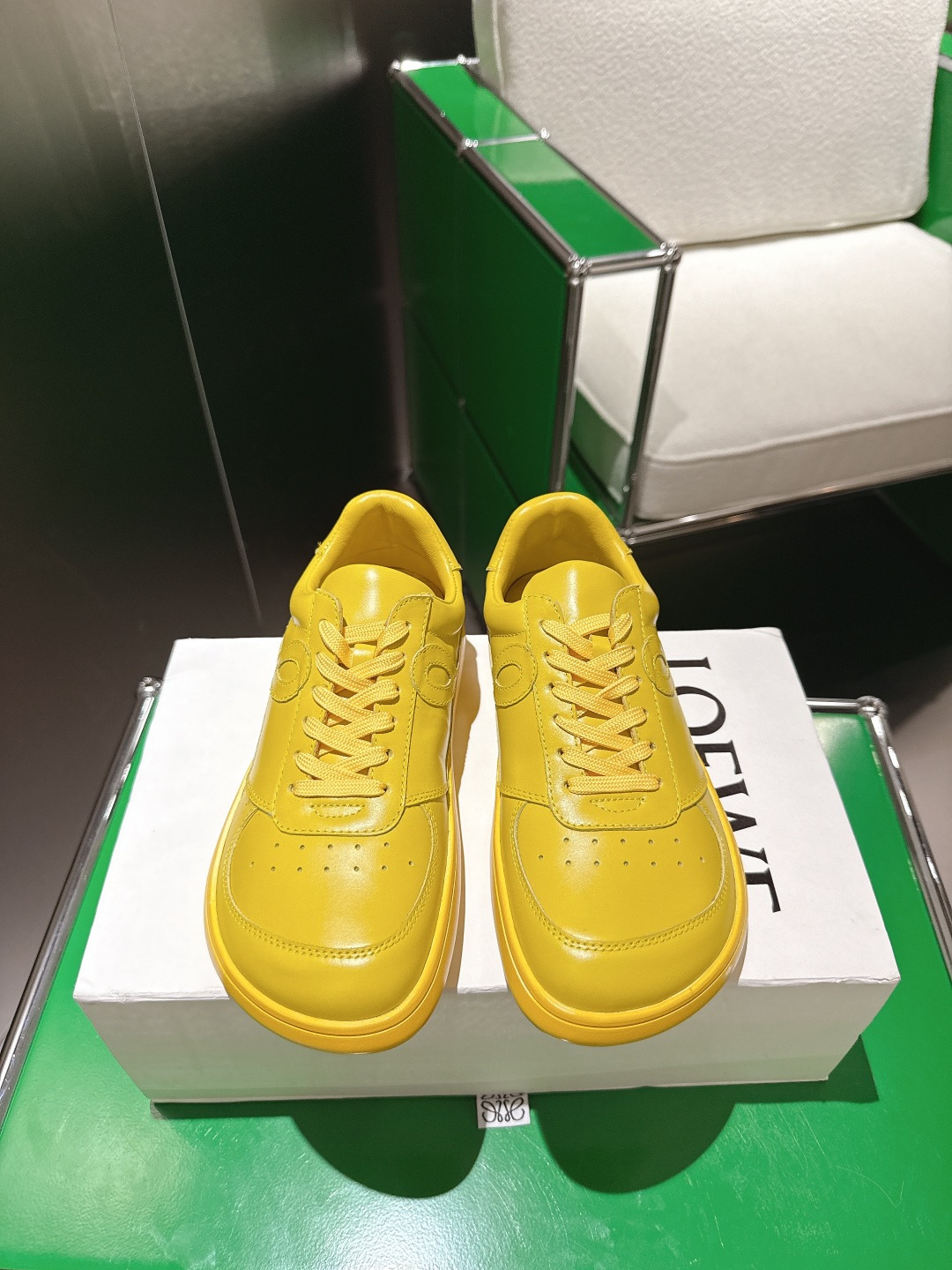 NO:487736,Top version LOEWE 25ss new strap retro British style white shoes casual shoes. The original version was purchased and developed, and the details were handled in place. This will be the first explosive version that triggered early autumn and deserves it. It has a unique fashion and trendy style. It is highly recommended to buy it. The shoe shape is excellent, the leather is soft and comfortable, and it is very comfortable to wear. The upper is imported toe layer cowhide inner sheepskin inner sole ZP one-to-one open mold sole Size men and women 35-45 (45 customized), casual shoes/sports shoes, loewe, loewe, sneakers, cowhide, sheepskin19860909顶级版本 LOEWE 罗意威 25ss新款绑带复古英伦风小白鞋休闲鞋 原版购入开发,细节处理到位.这将是引爆早秋的第一款爆版,值得拥有.独具时尚潮流领先风格,强烈推荐备货入手 鞋型韵味超赞,皮质柔软舒适度极高,上脚非常舒服而且又好搭配 鞋面进口头层牛皮 内里羊皮内里 大底ZP一比一开模大底 Size男女35-45(45订做),休闲鞋/运动鞋,loewe,loewe,sneakers,cowhide,sheepskin,Women's Shoes