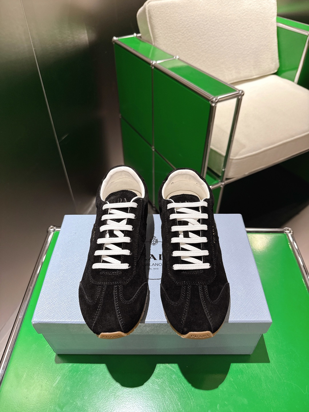 NO:487751,Prada 25ss autumn and summer new style German training shoes casual shoes precision-made, even stitching, unobstructed leather texture, multi-color splicing, fashionable and generous, soft, comfortable and breathable, with PRADA letter logo on the outside, matched with fabric inner, silver-silver logo cowhide feet pads, paired with P's exclusive rubber sole, fine details, and versatile products for travel!  The upper is made of original imported cowhide/mercerized beef reverse velvet inner foot pad sheepskin original customized rubber outsole Size35-40, casual shoes/sports shoes, prada, prada, sneakers, cowhide, sheepskin19860909Prada 普拉达 25ss秋夏新款 德训鞋 休闲鞋 精工制造,缝线均匀,皮质质感一览无余,多色拼接,时尚大方,柔软舒适透气,外侧饰有PRADA字母徽标 搭配织物内里,烫银logo牛皮脚垫,搭配P家专属橡胶大底,细节精工细作,出行百搭佳品！ 鞋面采用原版进口牛皮/丝光牛反绒 内里垫脚羊皮 鞋底原版定制橡胶大底 Size35-40,休闲鞋/运动鞋,prada,prada,sneakers,cowhide,sheepskin,Women's Shoes