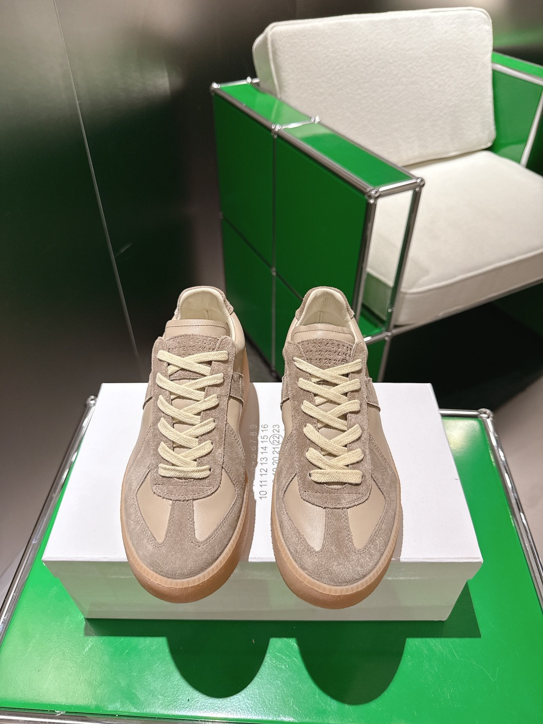 NO:487760,MaisonMargiela MM6 MaisonMargiela Thick-soled German training shoes Original purchase and development Made of goods Genius designer brand A light luxury brand This German training shoes continue the classic T-shaped genuine leather splicing design. After many careful improvements by the design team, it is just to let you experience the most original military flavor~Material Special materials/fabric surface Soft and delicate characteristics combined with the fashionable and trendy fabric surface makes it both super high softness and comfort, while maintaining good breathability at the same time~ Comfort and texture parallel to easily control any matching for all seasons. Original custom imported cowhide imported cowhide imported soft sheepskin lining original mold opening rubber material 5CM size 35-40 (40 customized without return or exchange), casual shoes/sports shoes, masion margiela,masion  Margiela,sneakers,cowhide,sheepskin19860909MaisonMargiela MM6马吉拉 厚底德训鞋 原版购入开发 做货 鬼才设计师品牌 一个轻奢品牌 这一款德国训练鞋延续了经典的T形真皮拼接设计 经过设计团队多次的精心改良,只为让您体验最原始的军旅味道~材质 特殊材料/布面 柔软细腻的特点与时尚潮流的布面相结合 使其既有超高的柔软舒适度 又同时保持不错的透气性能~舒适与质感并行 轻松驾驭四季穿着任何搭配 面料原版定制进口牛皮 内里进口柔软羊皮里 原版开模橡胶材质 底厚5CM 码数35-40（40订做不退换）,休闲鞋/运动鞋,masion margiela,masion margiela,sneakers,cowhide,sheepskin,Women's Shoes