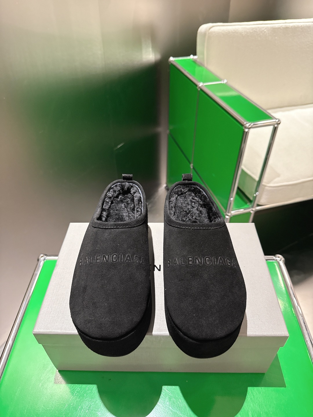 NO:487729,k029BALENCIAGA Balenciaga’s latest autumn and winter thick-soled fur drag fashion bloggers and European and American celebrities love each other. A must-have for winter. Fashion but not overstated. The upper frosted leather is very fur inside. It is particularly fluffy and soft, skin-friendly and comfortable. Exquisite hand-sewing threading. The upper logo is full of high-end. The outsole height is 5CM. The original rubber anti-slip and wear-resistant sole. (k029) Size35-40, semi-drag fur shoes, balenciaga, balenciaga, balenciaga19860909k029BALENCIAGA巴黎世家秋冬最新款厚底毛毛拖  时装博主与欧美明星大爱款 冬季必备款 时尚却不过分张扬鞋面磨砂皮 内里真毛特别的蓬松柔软、亲肤脚感特别舒服 精致的手工缝纫走线 鞋面logo高级感满满 大底高度5CM 原版橡胶防滑耐磨底. (k029) Size35-40,半拖毛毛鞋,balenciaga,balenciaga,Women's Shoes