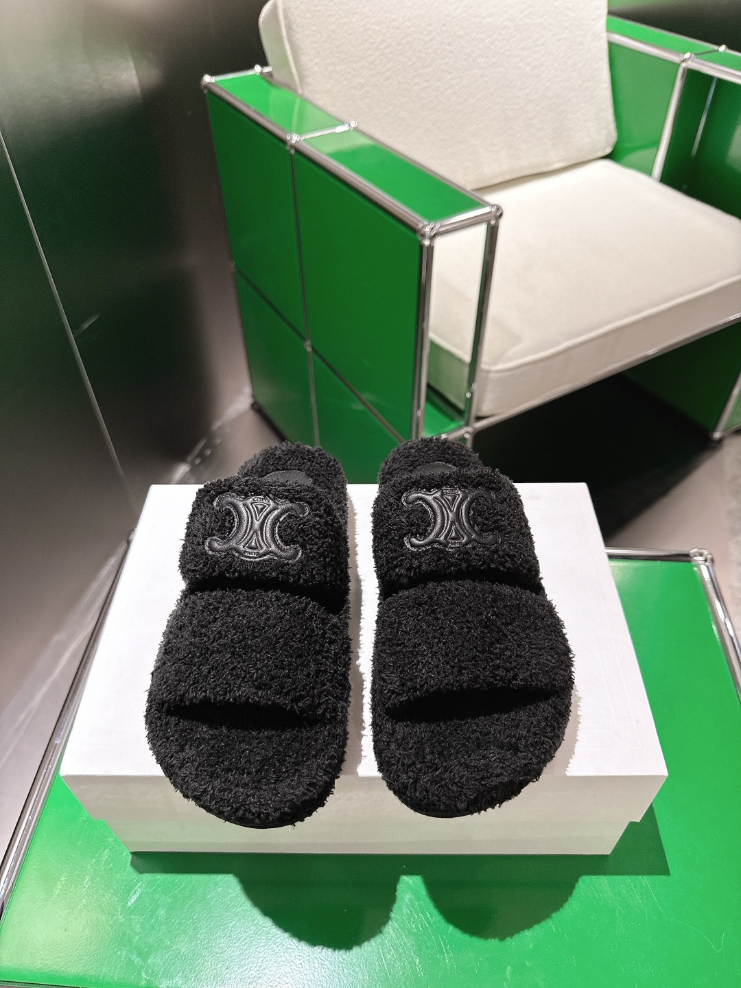 NO:487717,Celine/Celine 2025ss new home warm Arc de Triomphe slippers. This season's Celine made me love it again!  There are too many beautiful shoes in this season. This fleece drag really makes me unable to extricate myself. It's so cute. The upper is made of the original imported terry cloth material. The upper and footbed logo are mixed-bred sheepskin. The outsole we chose the same TPU material as the original. The bottom is wear-resistant and non-slip!  !  Size 35-40 (40 custom made without return or exchange), fur shoes and slippers, celine, celine, slippers, sheepskin19860909Celine/塞琳 2025ss新款居家保暖凯旋门毛毛拖鞋 这一季的赛琳又让我重新爱了它一次！这季节美鞋太多这款毛拖真的是让我无法自拔真太可爱了～ 鞋面采用原版一致进口毛巾布材料 鞋面和垫脚logo采用混种羊皮, 大底我们选用的是与原版一样的TPU材质底片耐磨防滑！！ 码数35-40（40定做不退换）,毛毛鞋拖鞋,celine,celine,slippers,sheepskin,Women's Shoes