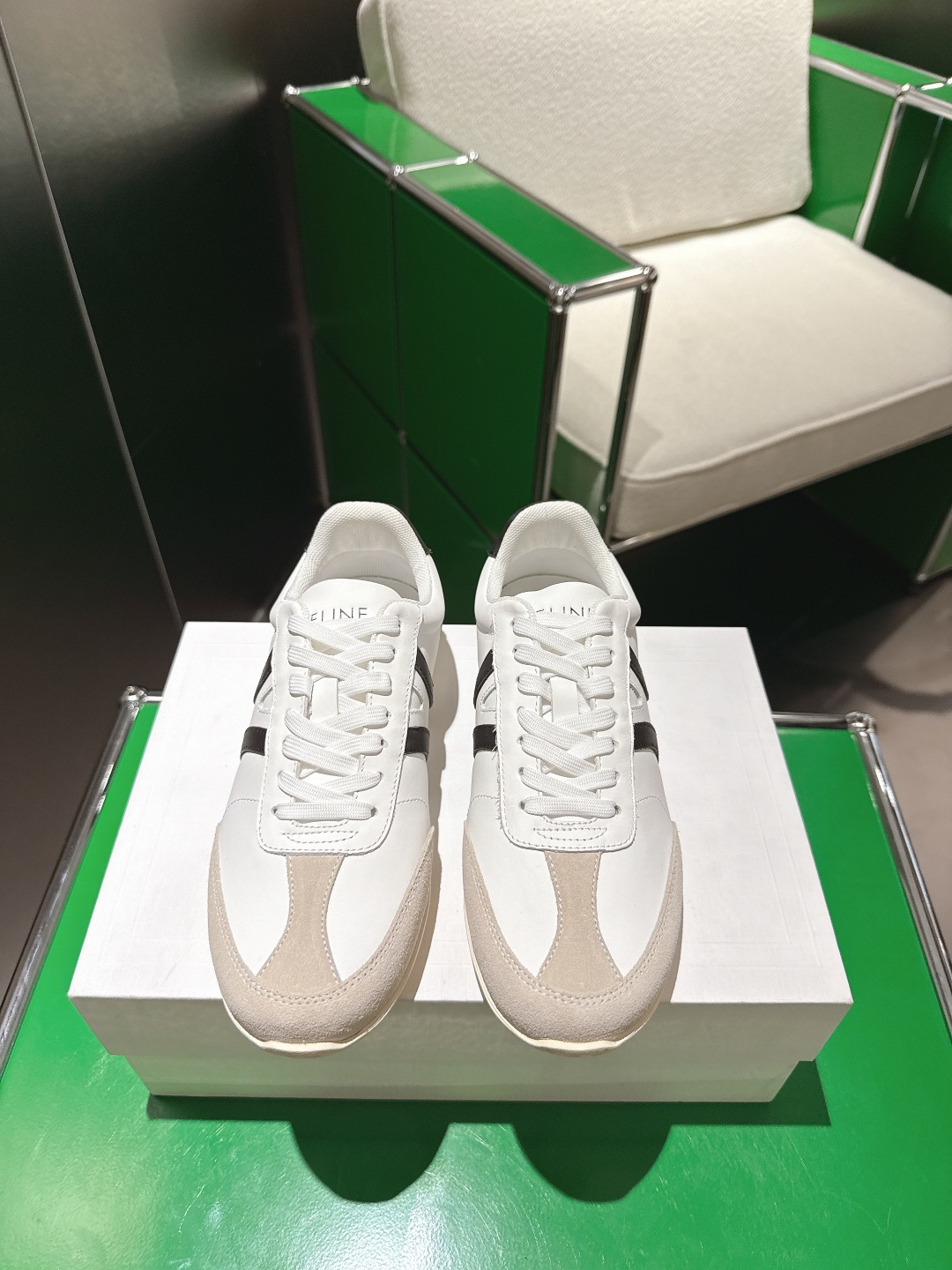 NO:493558,(k027) Celine 25ss New German training Forrest Gump shoes casual shoes A pair full of street feel, the latest big C design is very good. This shoe has its own unique design. The leather upper is very easy to manage, unique and unique. The LOGO on the side and heel makes it simple and uneven. It is a perfect pair of white shoes~~ The upper imported suede, the inner breathable mesh, the original TPU foam sole Size#35-39 (40 customized, non-return and exchange), casual shoes/sports shoes, celine, sneakers, chamois leather19860909(k027) Celine 思琳 25ss 新款德训 阿甘鞋休闲鞋 充满街头感的一双,最新大C设计非常赞 这款鞋有它自己独特的设计 皮革鞋面非常好打理,独出心裁,别具一格,侧面与后跟的LOGO让他简单又不失调性,完美的一双小白鞋~~ 鞋面进口麂皮 内里透气网纱内里 原版TPU发泡大底 Size#35-39（40 定做不退换）,休闲鞋/运动鞋,celine,sneakers,chamois leather,Women's Shoes