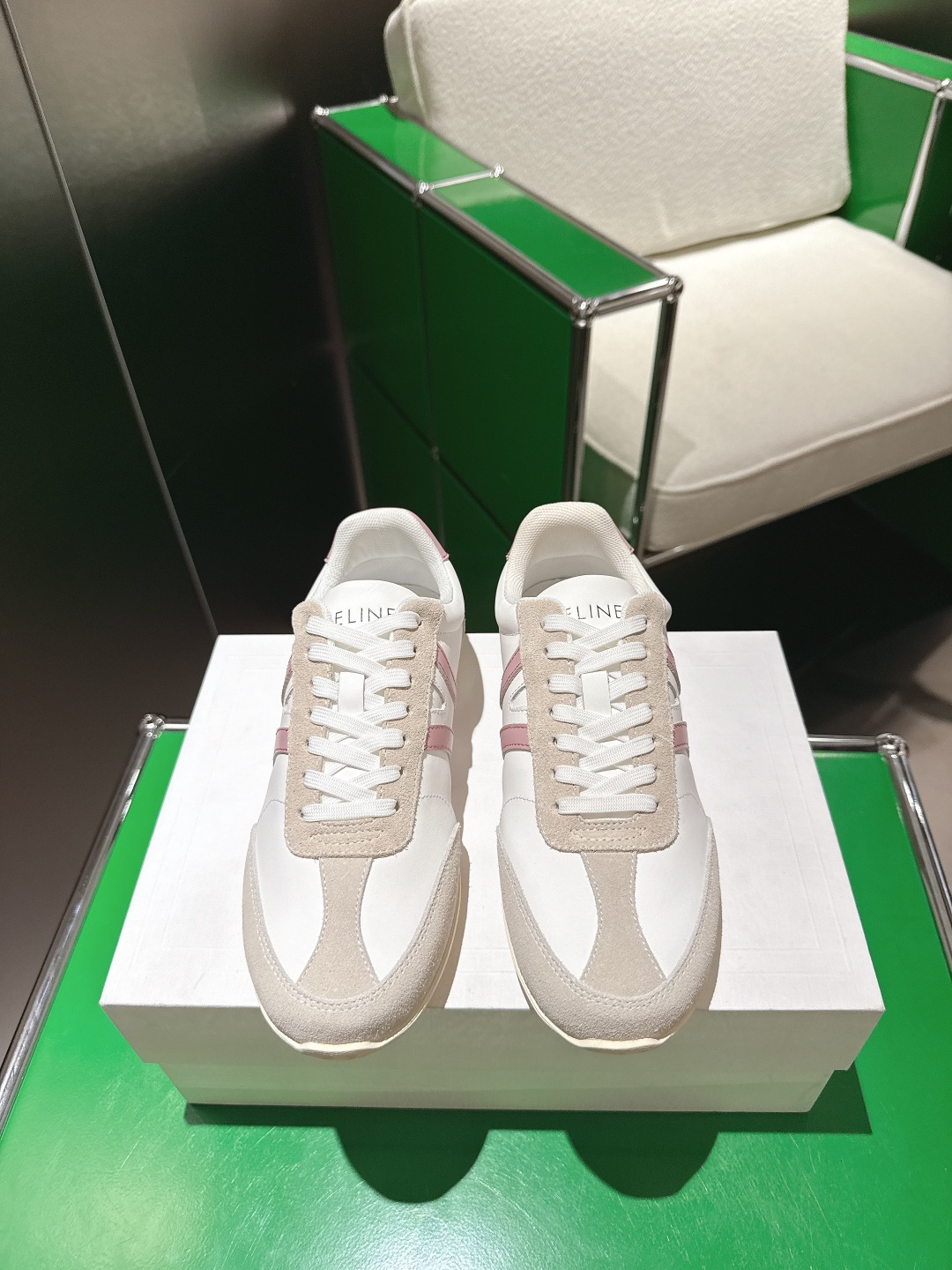 NO:493563,(k027) Celine 25ss New German training Forrest Gump shoes casual shoes A pair full of street feel, the latest big C design is very good. This shoe has its own unique design. The leather upper is very easy to manage, unique and unique. The LOGO on the side and heel makes it simple and uneven. It is a perfect pair of white shoes~~ The upper imported suede, the inner breathable mesh, the original TPU foam sole Size#35-41 (40 41 custom-made, non-return and exchange), casual shoes/sports shoes, celine, sneakers, chamois leather19860909(k027) Celine 思琳 25ss 新款德训 阿甘鞋休闲鞋 充满街头感的一双,最新大C设计非常赞 这款鞋有它自己独特的设计 皮革鞋面非常好打理,独出心裁,别具一格,侧面与后跟的LOGO让他简单又不失调性,完美的一双小白鞋~~ 鞋面进口麂皮 内里透气网纱内里 原版TPU发泡大底 Size#35-41（40 41定做不退换）,休闲鞋/运动鞋,celine,sneakers,chamois leather,Women's Shoes