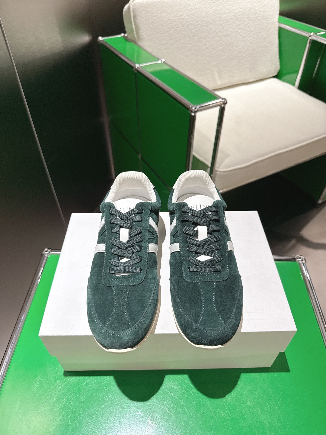 NO:493569,(k027) Celine 25ss New German training Forrest Gump shoes casual shoes A pair full of street feel, the latest big C design is very good. This shoe has its own unique design. The leather upper is very easy to manage, unique and unique. The LOGO on the side and heel makes it simple and uneven. It is a perfect pair of white shoes~~ The upper imported suede, the inner breathable mesh, the original TPU foam sole Size#35-39 (40 custom made without return), casual shoes/sports shoes, celine, sneakers, chamois leather19860909(k027) Celine 思琳 25ss 新款德训 阿甘鞋休闲鞋 充满街头感的一双,最新大C设计非常赞 这款鞋有它自己独特的设计 皮革鞋面非常好打理,独出心裁,别具一格,侧面与后跟的LOGO让他简单又不失调性,完美的一双小白鞋~~ 鞋面进口麂皮 内里透气网纱内里 原版TPU发泡大底 Size#35-39（40定做不退换）,休闲鞋/运动鞋,celine,sneakers,chamois leather,Women's Shoes