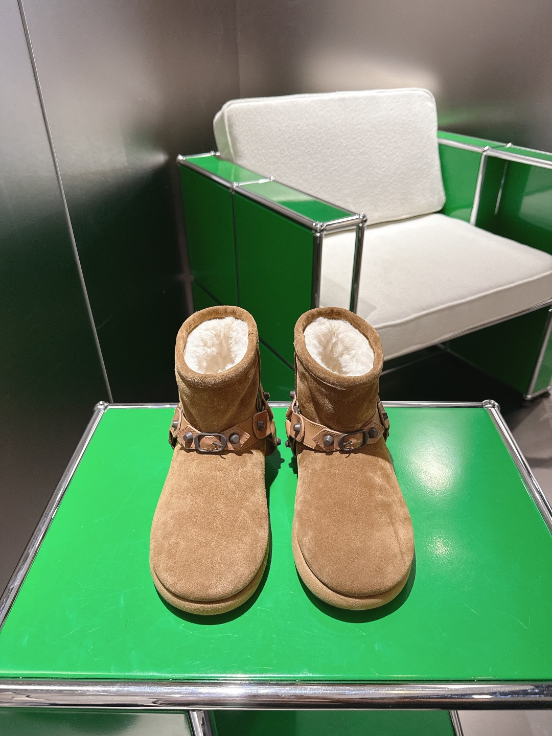 NO:493545,(k032) BALENCIAGA Ski Series Latest Snow Boots Perfect Replica Designer launches exploring the concept of originality and appropriation in the fashion industry, paying tribute to inheritance and classics with a new series, breaking the conventional design with the iconic Balenciaga abstraction, collides with a humorous and harmonious new ideas, one-to-one original method, and all fabrics are customized. Double-layer upper one-layer inside and outside, exclusive mold open sole Size35-40 (40 custom made without return or exchange), snow boots, balenciaga, balenciaga, boots19860909(k032) BALENCIAGA巴黎世家滑雪系列 最新款 雪地靴  完美复刻 设计师推出探索时尚界对于原创与挪用的概念、以全新系列致敬传承与经典,以标志性Balenciaga抽象打破常规设计 碰撞出诙谐又和谐的新创意、原版一比一做法、面料全部定制 双层鞋面里外一层 独家开模大底 Size35-40（40订做不退换）,雪地靴,balenciaga,balenciaga,boots,Women's Shoes