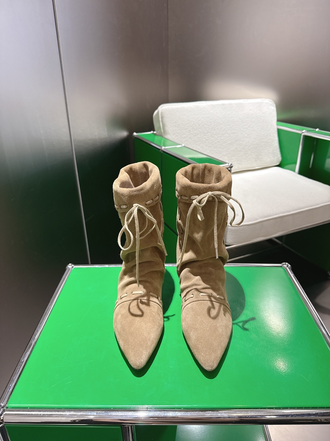 NO:493552,(k027) Unfolio niche brand new autumn and winter pile boots fashionable retro boots stacked knee-length boots ankle boots Sienna stacked ankle boots, black selected calf leather, smooth and delicate leather, natural and smooth texture, firm and shiny, presenting a low-key and elegant texture; the reverse hair cowhide style has a lazy and casual temperament, and the suede feels soft and gentle as it wears, showing a loose and comfortable style. The inner part is made of high elastic fabric material, so it is not stuffy in spring and summer, and the autumn and winter wrapping feels full, both warm and comfortable and skin-friendly. 3cm is specially added.  Invisible inner ** design, not abrupt, not only modify the leg lines, but also avoid the bulkiness of ordinary ** shoes, and do not get tired after wearing for a long time. The sole is made of super soft rubber, with excellent flexibility, can bend flexibly with the pace, and has reliable anti-slip performance, making every step stable and comfortable. Size: 35-39 (40.41 custom-made non-return and exchange), boots, boots, cowhide19860909（k027)Unfolio 小众品牌秋冬新款堆堆靴时髦复古长靴堆叠感及膝靴踝靴 Sienna 堆叠感踝靴,黑色甄选小牛皮,皮质光滑细腻,纹理自然流畅,触感紧实且富有光泽,呈现低调优雅的质感;反毛牛皮款则自带慵懒随性气质,绒面触感柔和温润,随穿着愈发贴合足部,尽显松弛自在的风格.内里均采用高弹织物材质,春夏季节穿着不闷脚,秋冬包裹感拉满,兼具保暖性与舒适亲肤性.特别加入3cm 隐形内**设计,**不突兀,既修饰腿部线条,又避免普通**鞋的笨重感,久穿不累.鞋底选用超软橡胶材质,柔韧度优异,能随步伐灵活弯曲,同时具备可靠的抗滑性能,让每一步都稳健舒适. Size:35-39（40.41定做不退换）,靴子,boots,cowhide,Women's Shoes