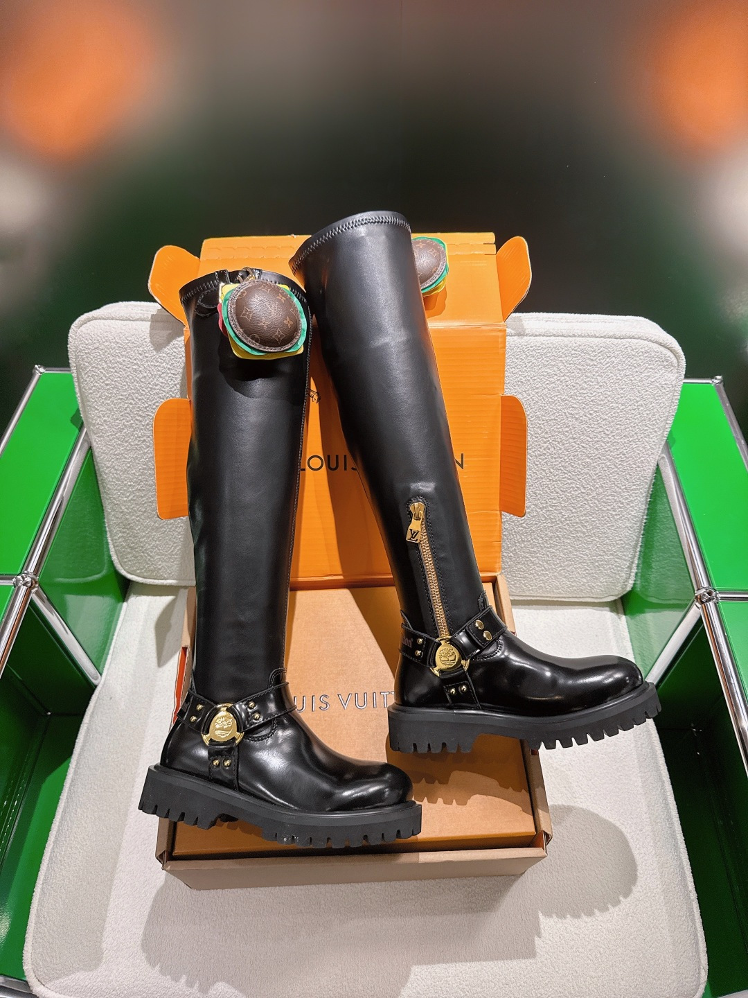 NO:493531,Top version accessories 140 Hamburg LvXTimberland co-branded model, the first choice for international fashion show. The same model for men and women. Exclusive mold opening, the original one-to-one replica. The hamburger packaging decoration can hold keys and headphones. The upper is made of master-grade cowhide, inner sheepskin, and the sole is super light design. It is equipped with Timbenrland hardware buckle. Color bright edge beads, pure black matte. Desert yellow, women's size 35-41, men's size 39-45., boots, louis vuitton, boots, cowhide, sheepskin19860909顶级版本配饰140 汉堡LvXTimberland联名款 国际时尚走秀首选版.男女同款..独家开模,原版一比一复刻.汉堡包装饰可放钥匙和耳机. 鞋面采用大师级头层牛皮.内里羊皮.大底超轻设计.配有Timbenrland五金扣.颜色亮光开边珠,纯黑磨砂.沙漠黄,女码35-41 男码39-45.,靴子,louis vuitton,boots,cowhide,sheepskin,Women's Shoes