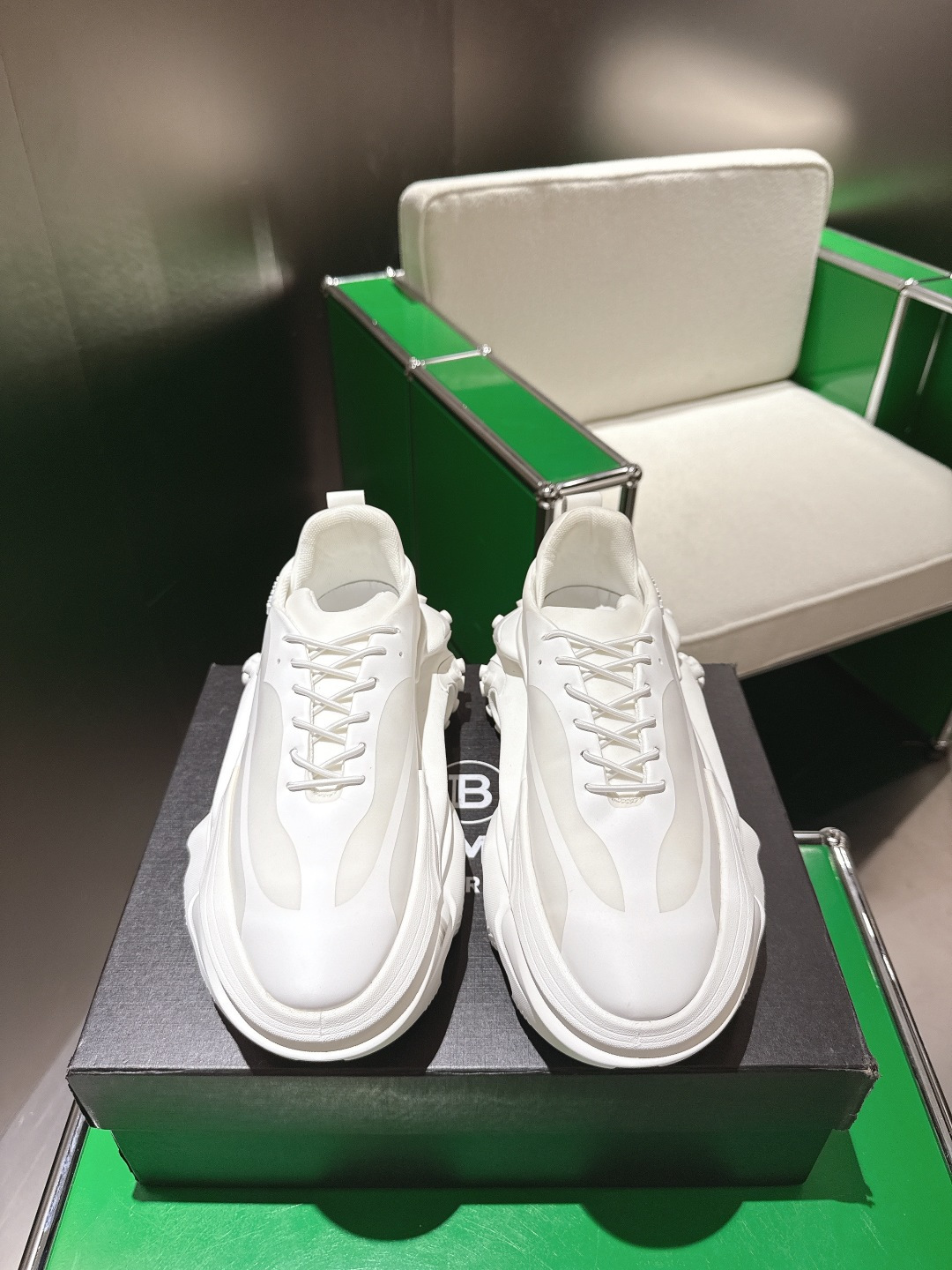 NO:493550,(k037) Balmain's new spacecraft, the hollow tpu foam combination sole is matched with a relatively exaggerated thickness. Once it is put on, it turns into a long legs. As French fashion concepts and famous quotes, French fashion designer Pierre Balmain has a sentence~ ww: dressmaking is the architecture of movement. (Production art is the 'walking architecture'.) In his opinion, his mission is to beautify the world like an architect, and the close connection between architecture and fashion has been integrated and emphasized throughout Balmain's career. SSS material, multi-material splicing, Souter, TPU foam combination sole, 8CM thick, 40-45 sizes, casual shoes/sports shoes, balmain, balmain, sneakers19860909(k037)Balmain巴尔曼新款宇宙飞船 镂空的tpu发泡组合大底配上相对夸张的 厚度.一经上脚秒变长腿.正如法国时装理念和名言法国时装设计师皮埃尔巴尔曼（Pierre Balmain）有一句话～ ww: dressmaking is the architecture ofmovement.（制作艺术是“行走的建筑”.）在他看来,他的使命就是像建筑师一样美化世界,而建筑与时装之间的密切联系在巴尔曼的整个职业生涯中都得到了融合与强调. SSS 材质多材质拼接 S大底tpu发泡组合大底 底厚8CM 码数40-45,休闲鞋/运动鞋,balmain,balmain,sneakers,Women's Shoes