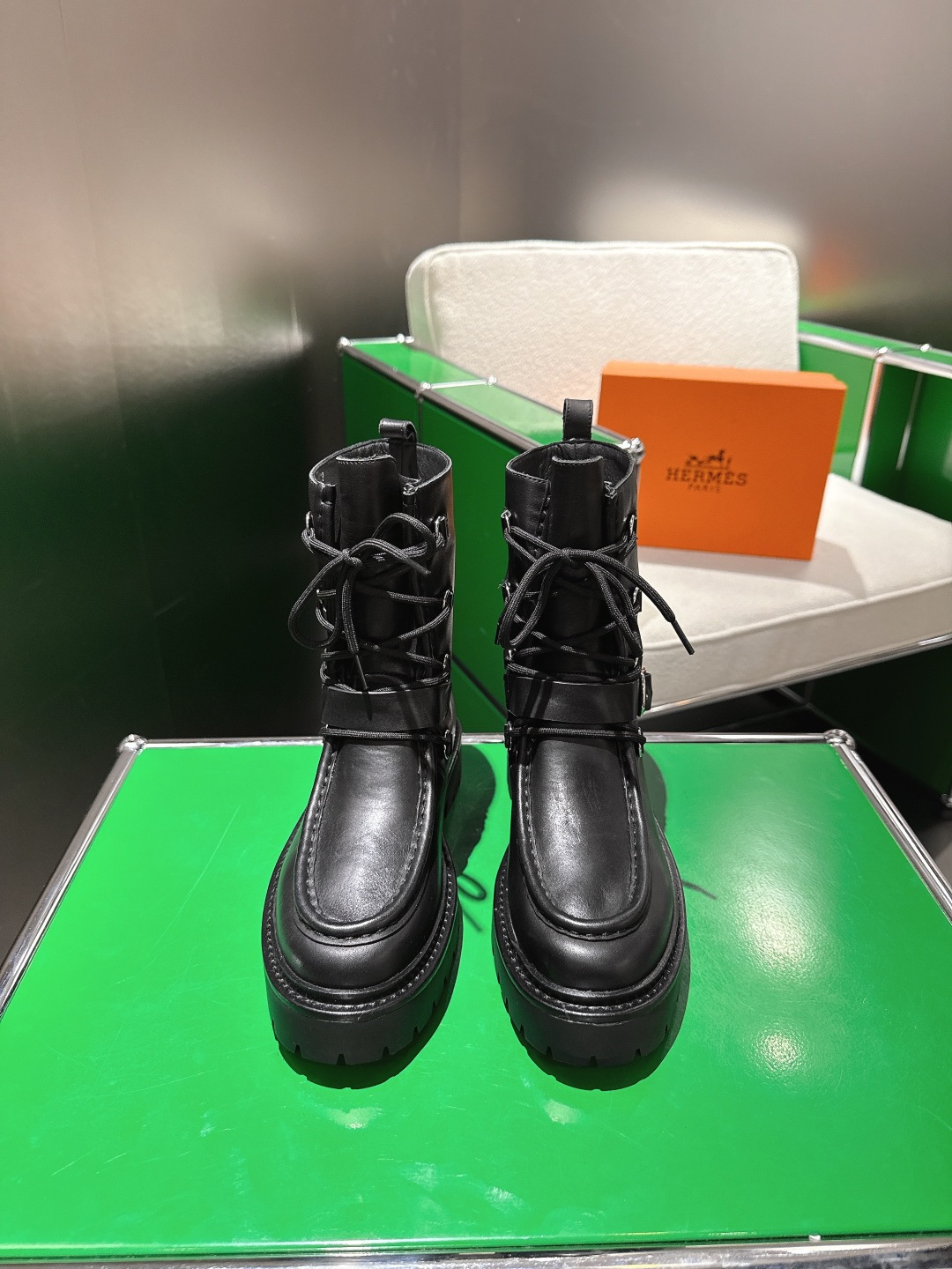 NO:493536,Hermes 2025 autumn and winter new model HERMES Hermes classic boots The counter price is close to 20,000 yuan. The high price naturally has unique craftsmanship and quality. The leather of this boot is all imported customized, and the inner material is also imported customized cowhide. It is easy to wear and comfortable to match with the autumn and winter essentials that look good in everything, and the style will never go out of date. Upper imported cowhide inner imported cowhide inner original sole Size35-40 (40 not returned or replaced), boots, hermes, hermes, boots, cowhide19860909Hermes 爱马仕2025秋冬新款 HERMES爱马仕经典靴子 专柜价格接近2W高昂的售价自然有独特的工艺和品质这款靴子的皮料全部为进口定制,内里材质也是进口定制牛皮 好穿舒适搭配什么都好看的秋冬必备款,而且风格永存怎么穿都不会过时的骑士靴. 鞋面进口牛皮 内里进口牛皮内里 大底原版鞋底 Size35-40（40 不退不换),靴子,hermes,hermes,boots,cowhide,Women's Shoes