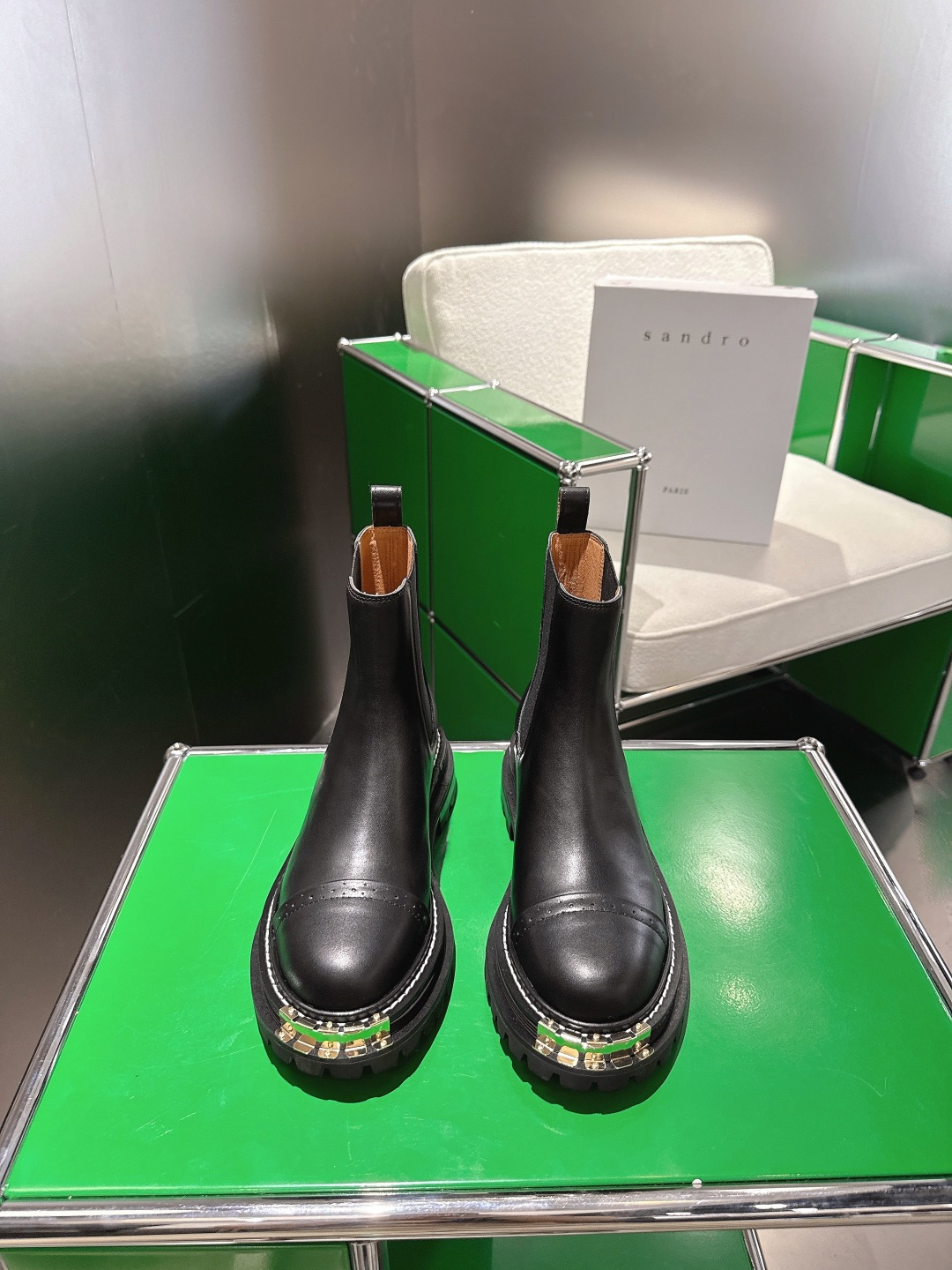 NO:613844,Sandro Sandro Metal Big Gold Tooth Boots are the perfect replacement for BV! 'Sandro' is highly recommended by Little Red Book! In recent years, BV boots have taken the streets by storm, and it's time to change to a unique pair of boots. The black tube height is a little shorter than BV! The upper feet are super pedicured, and the legs are super long and slender! The inside of the shoe is soft and comfortable, and it is very comfortable to walk! The metal elements added to the toe are very handsome and are commonly known as Big Gold Tooth Boots! Size: 35-39 (40.41 customized), boots, bottega veneta, boots19860909Sandro 桑德罗金属大金牙靴BV完美平替款! “桑德罗”小红书火爆推荐!这几年BV靴席卷街头,是时候换一双特立独行的靴子,黑色筒高比bv矮一点!上脚超级修脚型,超级无敌显腿长腿细!鞋內软弹舒适,走路很舒服!鞋头添加金属元素特别帅气俗称大金牙靴！ 码数:35-39(40.41定做）,靴子,bottega veneta,boots,Women's Shoes