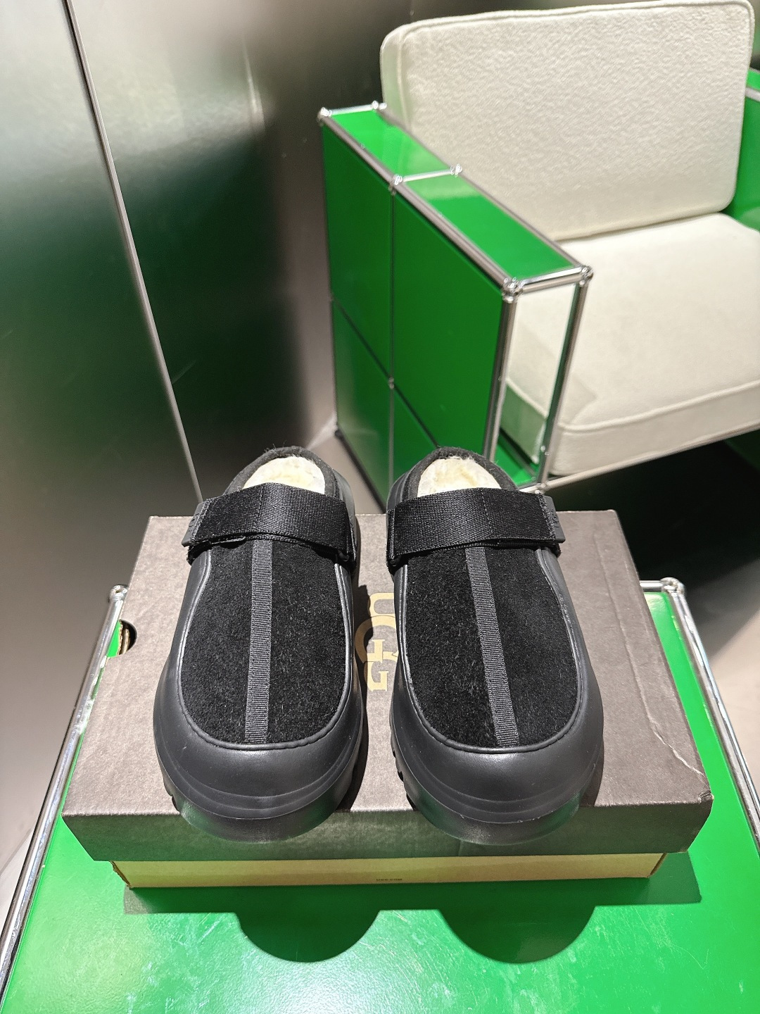 NO:512018,(ko24) UGG half-tugging one foot unlocks the slack feel light and thin sole, always light and fashionable, and casually comes out of a new style. This feels very good, classic fur paired with soft wool inner insole, rubber foamed sole, hot pressed logo logo, size 35--44, semi-tugged fur shoes19860909（ko24)UGG半拖一脚蹬解锁松弛脚感轻便薄底时刻轻盈时髦,随性走出全新风格,这感觉很,经典翻毛皮搭配柔软羊毛内里鞋垫,胶胶发泡大底,热压logo徽标, 码数35--44,半拖毛毛鞋,Women's Shoes