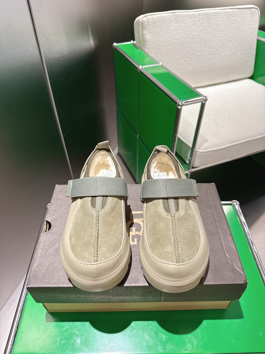 NO:512022,(ko24) UGG pedal unlocks the slack feel, light and thin sole, always light and fashionable, and casually comes out of a new style. This feels very good. Classic fur is paired with soft wool inner insole, rubber foamed sole, hot pressed logo logo, size 35--44, semi-dragged fur shoes19860909（ko24)UGG一脚蹬解锁松弛脚感轻便薄底时刻轻盈时髦,随性走出全新风格,这感觉很,经典翻毛皮搭配柔软羊毛内里鞋垫,胶胶发泡大底,热压logo徽标, 码数35--44,半拖毛毛鞋,Women's Shoes