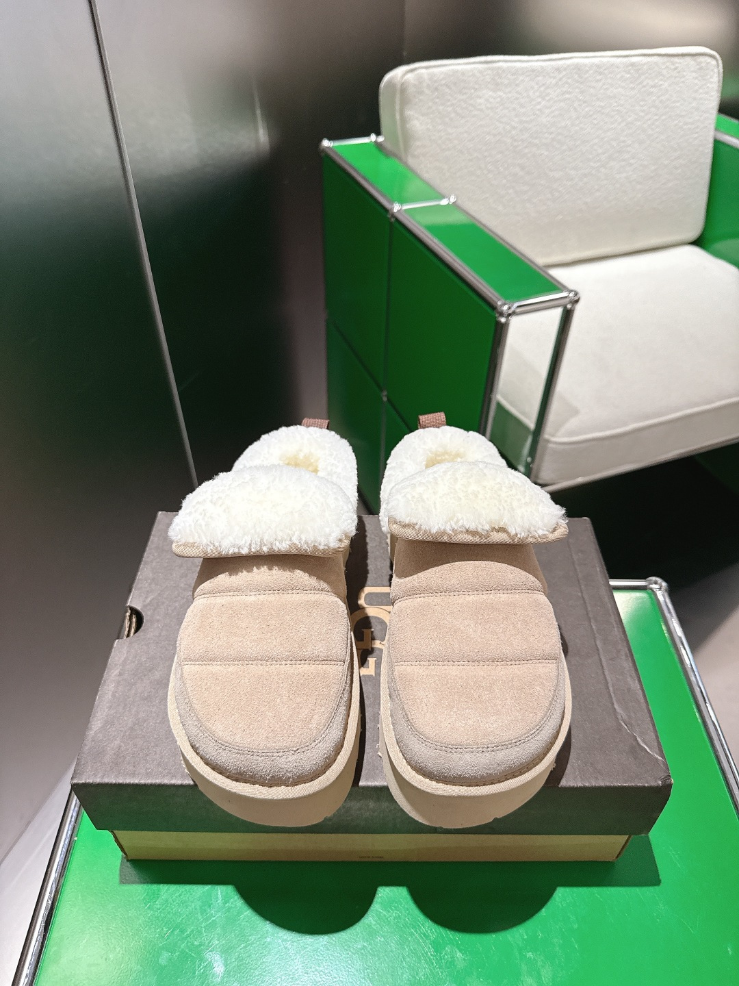 NO:512026,(k024) UGG Winter 2025ss new fashionable thick sole wool shoes and snow boots are made of A-level Longfeng fur. The overall shoes are very beautiful. Half of the fashion circle is calling it'' is not an exaggeration at all. Its shoe shape is more inclined to be half-supported and pedaled, which is convenient and comfortable to put on and take off. It is the favorite of many lazy cancer stars. size35~39 (40 custom made without return or exchange), half-dragged fur shoes, boots19860909(k024)UGG冬季 2025ss新款时尚厚底一脚蹬羊毛鞋雪地靴  采用A级隆丰皮毛一体 整体鞋子非常漂亮.半个时尚圈都在为它打call'”这句话一点也不夸张.它的鞋型更倾向于半托一脚蹬,穿脱方便舒适,是很多懒癌星人的心头好. size35～39 (40订做不退换),半拖毛毛鞋,boots,Women's Shoes