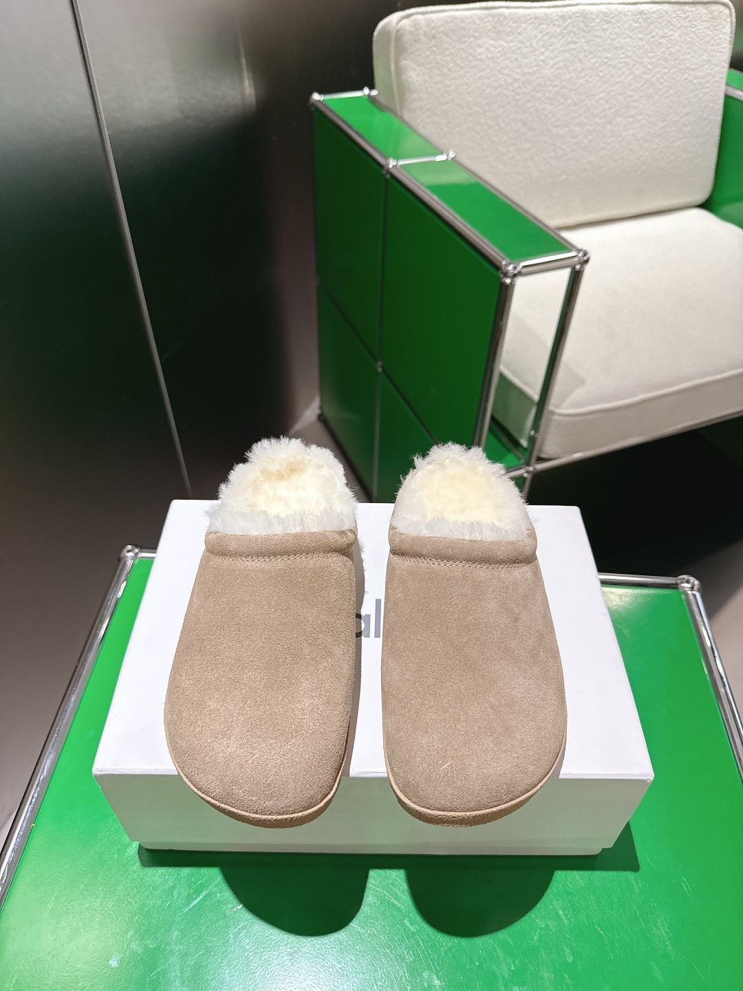 NO:512030,(k024)alo 25ss Autumn and winter retro Birken toe slippers Simplicity is the kingly way, exudes a casual and lazy feeling, one-step design, relaxed and comfortable, the upper is made of suede material with a delicate touch and a retro tone. The mouth of the shoe is wrapped in fluffy and soft plush, which not only looks warm and healing, but also brings a cloud-like comfort and wrapping feeling when fitting the feet. The overall appearance is simple and generous, and there is no unnecessary complicated design. Whether you are wearing it at home and enjoying lazy time or matching it with casual clothes, you can easily adapt to create a casual and stylish dressing style for you. Size 35-40 (40 custom made without return or exchange), semi-dragged fur shoes, chamois leather19860909(k024)alo 25ss 秋冬复古 勃肯包头鞋拖  简约即王道 散发随性慵懒感 一脚蹬设计 轻松又自在 鞋面选用质感上乘的麂皮材质,触感细腻又自带复古腔调 鞋口处包裹着蓬松柔软的毛绒 不仅看着温暖治愈 贴合脚部时更是能带来云朵般的舒适包裹感 整体外观简约大方 没有多余的繁杂设计 不管是居家穿着享受慵懒时光 还是搭配休闲服饰出街 都能轻松适配 为你打造出随性又有格调的穿搭风格 码数35-40（40定做不退换）,半拖毛毛鞋,chamois leather,Women's Shoes