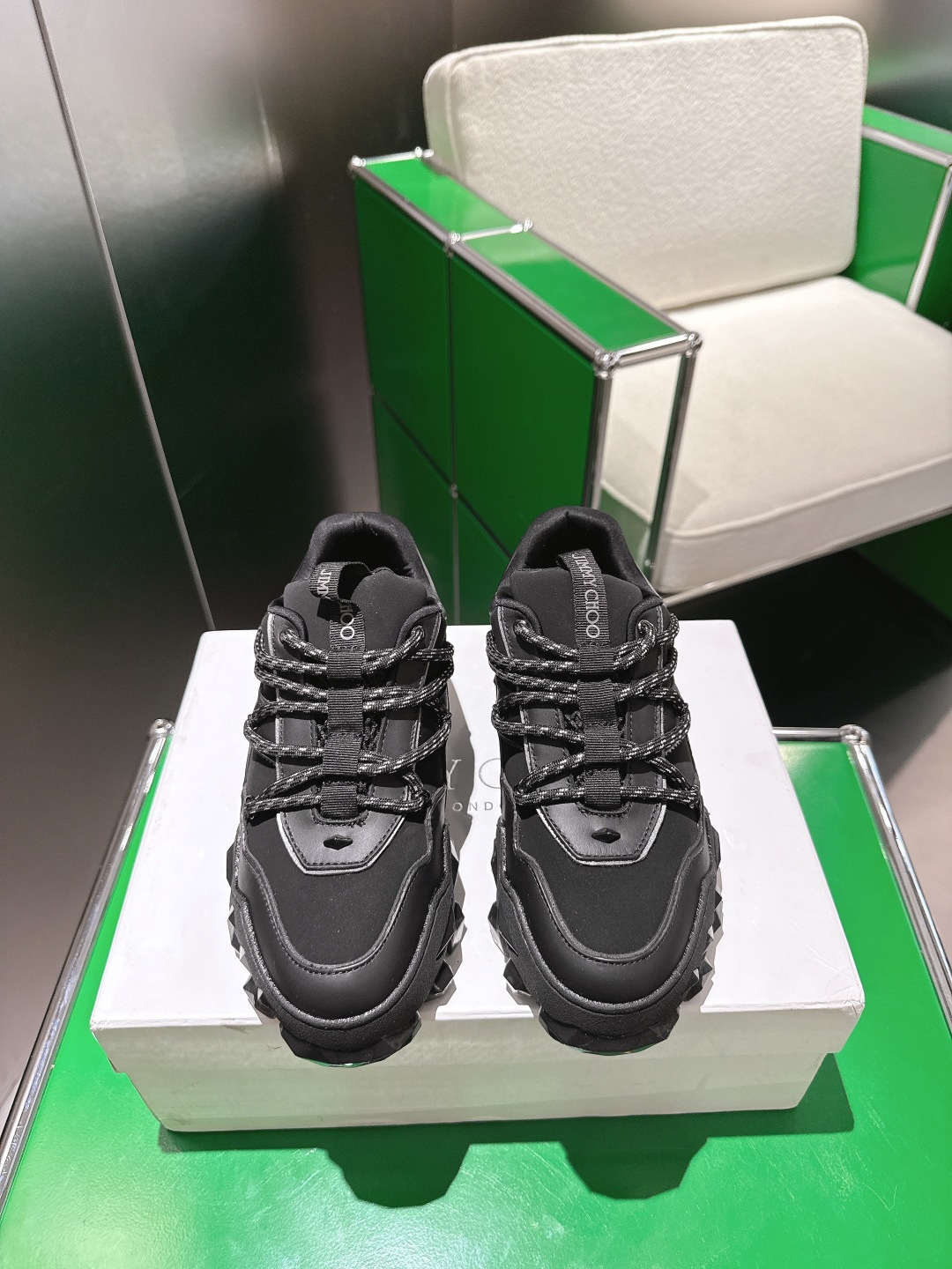 NO:512006,Leather Diamond (k41) JIMMY CHOO (Jimmy Week) Spring and summer new Diamond X II /M series dad shoes are popular. New, soft leather material is carefully crafted, with exaggerated three-dimensional silhouette proportions, creating a unique personality. The unique sole adopts the brand's iconic Diamond imitation diamond multi-section shaping to create a comfortable wrapping feeling and a high visual sense. The exquisite and fine-tuned Lycra lining is matched with eyelet design to facilitate the discharge of air and moisture in the shoe, making the feet more breathable and comfortable. Cleverly used a variety of materials, with thoughtful and thick insoles, making your barefoot feel lighter, more flexible, comfortable and fashionable on weekends or leisure!  Upper top layer cowhide, outsole TPU rubber foam combination (shock absorption, anti-slip, wear resistance) inner breathable Lycra foot pad PU shock absorbing insole Size35-45, dad shoes, jimmy choo, jimmy choo, cowhide19860909皮面钻面(k41) JIMMY CHOO（吉米周）春夏新款Diamond X II /M 系列老爹鞋火爆 上新,柔软皮革材质精心制作,立体廓形比例夸张,成就别具一格的个性运动潮履别致鞋底采用品牌标志性 Diamond 仿钻石多切面塑形,营造舒适包裹感与显高视觉感精巧微调的莱卡内衬搭配孔眼设计便于排出鞋内空气和水分,令脚部更加透气舒爽巧妙采用多种材质,贴心加厚鞋垫,令您的周末或休闲时光脚感更加轻盈灵巧,舒适时尚！ 鞋面头层牛皮磨砂 大底TPU橡胶发泡组合(减震、防滑、耐磨) 内里透气莱卡 垫脚PU减震鞋垫 Size35-45,老爹鞋,jimmy choo,jimmy choo,cowhide,Women's Shoes