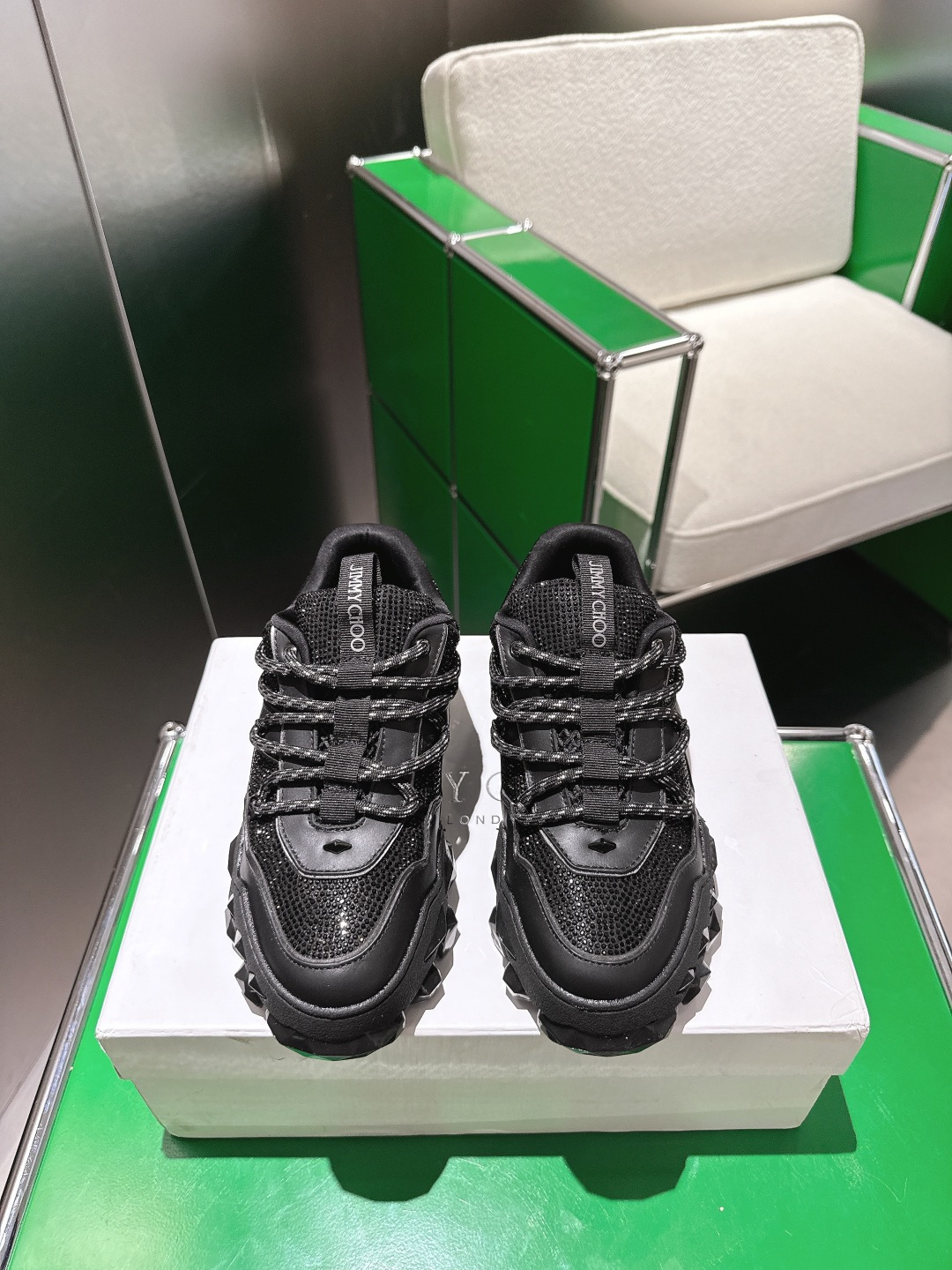 NO:512010,Leather Diamond Surface (k041) JIMMY CHOO Spring and Summer New Diamond X II /M Series Dad Shoes are popular. New, soft leather material is carefully crafted, with exaggerated three-dimensional silhouette proportions, creating a unique personality. The unique sole is made of the brand's iconic Diamond diamonds. Multi-cut surface shaping, creating a comfortable wrapping feeling and high visual sense. The exquisite and fine-tuned Lycra lining is matched with eyelet design to facilitate the discharge of air and moisture in the shoe, making the feet more breathable and comfortable. Cleverly used a variety of materials, with thoughtful and thick insoles, making your barefoot feel lighter, more flexible, comfortable and fashionable on weekends or leisure!  Upper top layer cowhide, outsole TPU rubber foam combination (shock absorption, anti-slip, wear resistance) inner breathable Lycra foot pad PU shock absorbing insole Size35-45, dad shoes, jimmy choo, jimmy choo, cowhide19860909皮面钻面(k041) JIMMY CHOO（吉米周）春夏新款Diamond X II /M 系列老爹鞋火爆 上新,柔软皮革材质精心制作,立体廓形比例夸张,成就别具一格的个性运动潮履别致鞋底采用品牌标志性 Diamond 仿钻石多切面塑形,营造舒适包裹感与显高视觉感精巧微调的莱卡内衬搭配孔眼设计便于排出鞋内空气和水分,令脚部更加透气舒爽巧妙采用多种材质,贴心加厚鞋垫,令您的周末或休闲时光脚感更加轻盈灵巧,舒适时尚！ 鞋面头层牛皮磨砂 大底TPU橡胶发泡组合(减震、防滑、耐磨) 内里透气莱卡 垫脚PU减震鞋垫 Size35-45,老爹鞋,jimmy choo,jimmy choo,cowhide,Women's Shoes