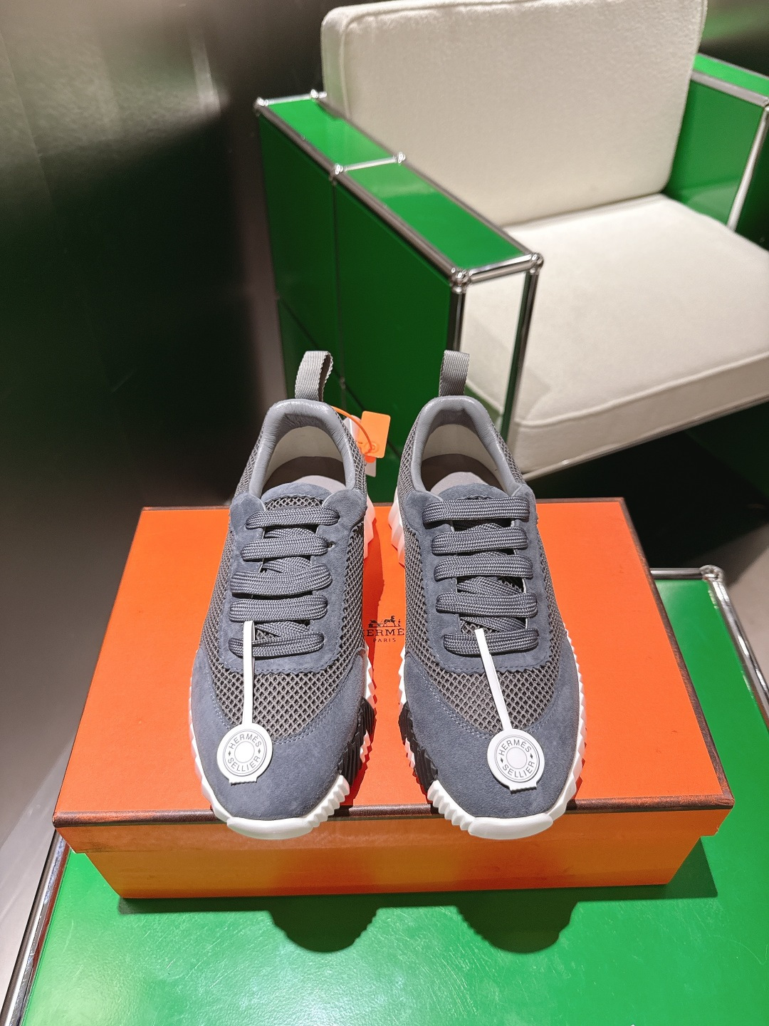 NO:546242,Top version [Aircraft Bouncing + 15] (k042) Hermes Classic Bouncing series H Home Couple casual sneakers Original purchase and development Made of calfskin and suede goatskin sneakers Light sole decoration contrast pattern to create a versatile and fashionable style Including the second pair of shoelaces Exquisite packaging for delivery counter Original custom imported cowhide/mesh Inner custom breathable mesh/sheepskin Outsole original open mold-proof foaming material Sole thickness 3.5CM Size Women's 35-42 / Men's 39-46, casual shoes/sports shoes, hermes, hermes, sneakers, cowhide, sheepskin, chamois leather19860909顶级版本【飞机盒+15】（k042) Hermes爱马仕 经典Bouncing系列 H家 情侣款休闲 运动鞋 原版购入开发 做货 小牛皮和麂皮山羊皮运动鞋 轻盈鞋底装饰撞色图案,打造百搭时尚风格 包含第二副鞋带 配送专柜精美包装 面料原版定制进口牛皮/网面 内里定制透气网面/羊皮里 大底原版开模防滑发泡材质 底厚3.5CM Size 女款35-42 / 男款39-46,休闲鞋/运动鞋,hermes,hermes,sneakers,cowhide,sheepskin,chamois leather,Women's Shoes