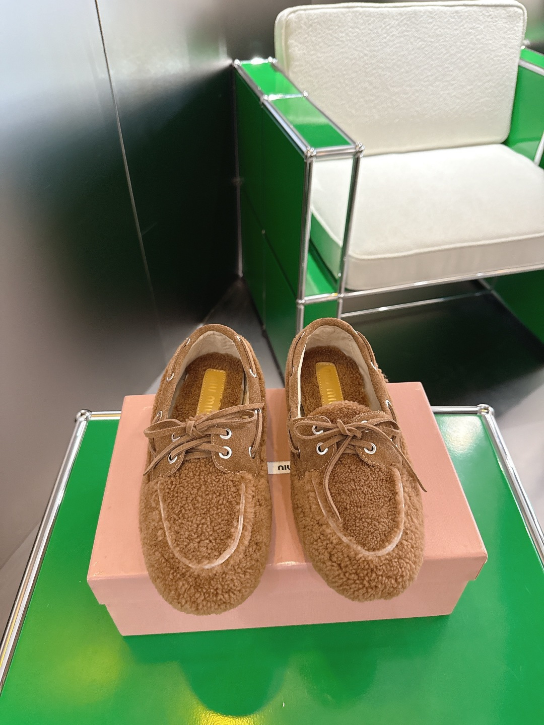 NO:546232,(k024) MiuMiu 25-year catwalk new style of maroon loafers is coming, it is a must-have item for all year round, the upper footbed adopts custom imported Teddy wool retro craftsmanship, making the whole pair of shoes reveal casualness and freedom. The upper is designed with a simple lace-up bow. In an instant, the whole pair of shoes became agile and lazy. It is convenient, quick and easy to go out. Rubber outsole, soft, light, non-slip and wear-resistant. Size 35-40, loafers, fur shoes, miumiu, loafers19860909(k024)MiuMiu 25年走秀新款毛毛乐福鞋 火爆来袭,常年穿搭必备单品,鞋面垫脚采用定制进口泰迪羊毛复古工艺,使整双鞋都透露着随性和洒脱,鞋面采用简约系带蝴蝶结设计,一瞬间整双鞋灵动了起来懒人一脚蹬设计,出门方便快捷随意凹造型 橡胶大底,柔软轻便还防滑耐磨 码数35一40,乐福鞋毛毛鞋,miumiu,loafers,Women's Shoes