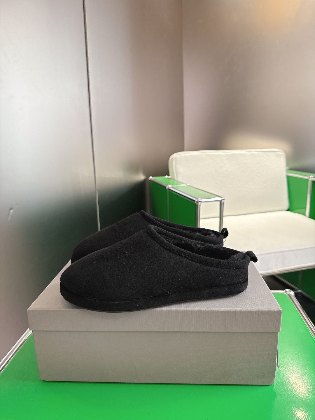 NO:546216,k029BALENCIAGA Balenciaga’s latest autumn and winter thin-sole fur drag, fashion bloggers and European and American celebrities love each other, a must-have for winter, fashionable but not overstated, the upper frosted leather, the inner fur is particularly fluffy and soft, the skin-friendly feels very comfortable, exquisite hand-sewing threading, the upper logo is full of high-end, the outsole height is 5CM, the original rubber anti-slip wear-resistant sole. (k029) Size35-40, semi-drag fur shoes, balenciaga, balenciaga, balenciaga19860909k029BALENCIAGA巴黎世家秋冬最新款薄底毛毛拖  时装博主与欧美明星大爱款 冬季必备款 时尚却不过分张扬鞋面磨砂皮 内里真毛特别的蓬松柔软、亲肤脚感特别舒服 精致的手工缝纫走线 鞋面logo高级感满满 大底高度5CM 原版橡胶防滑耐磨底. (k029) Size35-40,半拖毛毛鞋,balenciaga,balenciaga,Women's Shoes