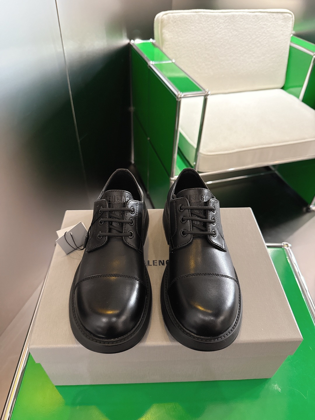 NO:546199,(k043) Balenciaga 25FW new early autumn derby shoes. This year's popular light luxury old money style is paired with a pair of laceless shoes with a unique design!  A kick full of design feel has become a highlight of the whole body!  Fabric top layer calfskin inner lining, rubber combination sole sole 3.5cm thick sole Size: 35-45, boot loafers, balenciaga, loafers, boots, cowhide19860909（k043)Balenciaga 25FW新款早秋德比鞋 今年火爆的轻奢老钱风格搭配一双无鞋带独特设计！设计感满满的一脚蹬成为全身的一大亮点！ 面料头层小牛皮 内里牛皮里 鞋底橡胶组合大底 底厚3.5cm Size:35-45,靴子乐福鞋,balenciaga,loafers,boots,cowhide,Women's Shoes