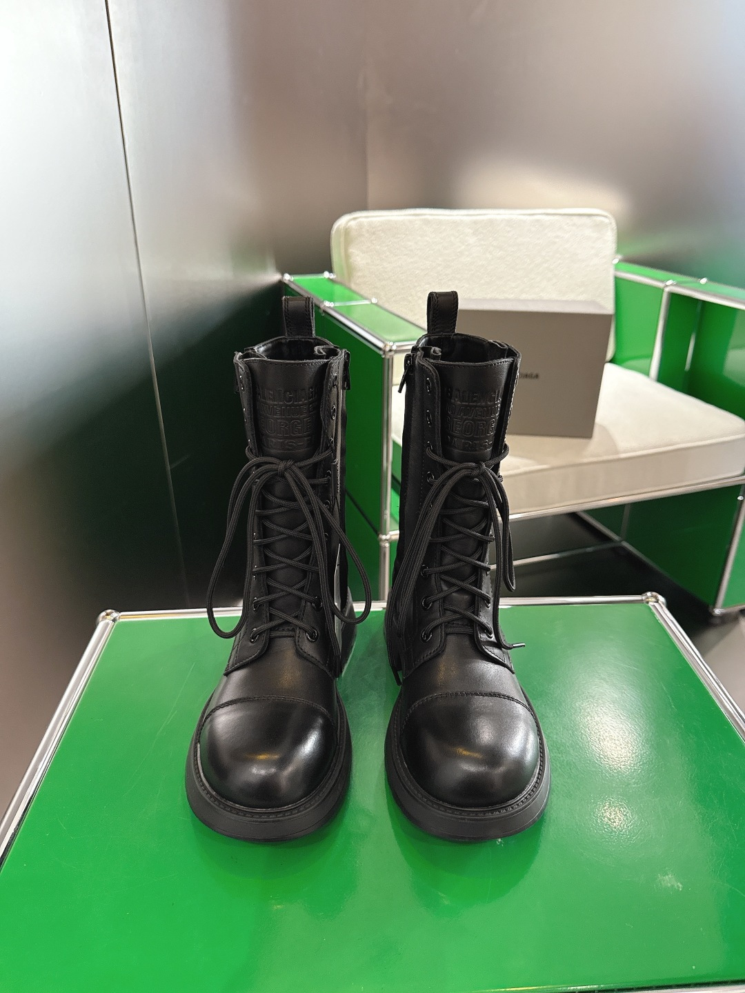 NO:546194,(k043)Balenciaga 25FW new early autumn derby boots. This year's popular light luxury old money style is paired with a pair of laceless shoelaces and a unique design!  It comes with cool filters, neat boot shape + side rivet design, perfect combination of toughness and fashion, and instantly British style!  The boot is just right in height, and the leg shape is very convenient to open and close, and the hidden functional feeling!  A kick full of design feel has become a highlight of the whole body!  Fabric head layer imported mercerated beef velvet leather inner lining cowhide inner lining sole rubber combination sole bottom thickness 3.5cm Size: 35-45, boot loafers, balenciaga, loafers, boots, cowhide19860909(k043)Balenciaga 25FW新款早秋德比鞋短靴 今年火爆的轻奢老钱风格搭配一双无鞋带独特设计！自带酷飒滤镜、利落靴型+侧边铆钉设计、把硬朗与时髦完美融合、瞬间英伦风上身！靴筒高度恰到好处、修饰腿型一绝拉链开合方便又暗藏机能感！设计感满满的一脚蹬成为全身的一大亮点！ 面料头层进口丝光牛绒皮 内里牛皮内里 鞋底橡胶组合大底 底厚3.5cm Size:35-45,靴子乐福鞋,balenciaga,loafers,boots,cowhide,Women's Shoes