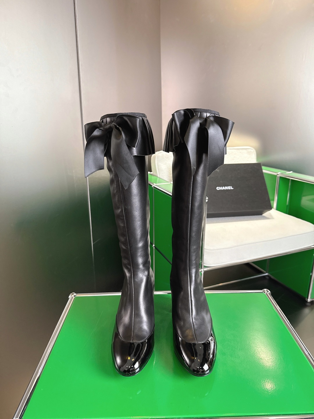 NO:544524,New autumn and winter bow-tie high boots Top quality 6.5cm thick heel design Mid-tube boots Long boots The pleated boots are the masterpiece of this pair of boots. The layered folds are like the surf of the sea, full of three-dimensionality, which inadvertently adds a bit of romance and casualness to the overall shape. The fabric is made of original sheepskin & cowhide, and the inner foot pads are all sheepskin imported from Italy. Imported leather soles Size 34-42 [34/40/41/42 Customized], boots, boots, cowhide, sheepskin, Leather soles19860909秋冬新品蝴蝶结高靴 顶级品质 6.5cm粗跟设计 中筒靴长靴 褶皱靴口是这双靴子的神来之笔 层层叠叠的褶皱宛如海浪轻涌 充满立体感 不经意间就为整体造型增添了几分浪漫与随性. 面料采用原版羊皮&牛皮材质 内里垫脚均为羊皮 意大利进口真皮大底 尺码34-42 [34/40/41/42定制],靴子,boots,cowhide,sheepskin,Leather soles,Women's Shoes