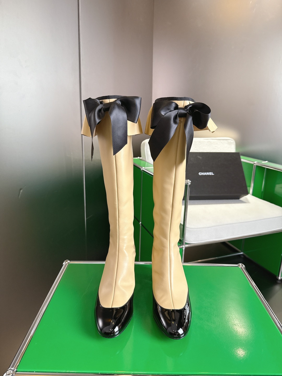 NO:546205,(k044) Chanel Xiaoxiang 25 new product in autumn and winter show Xiaoxiang double C bow pleated elastic boots series The most outstanding person in the BS fashion circle The matching will interpret the meticulous, minimalist, and never faded classic elements, showing the unique style of dressing so beautiful that there is nothing to say. Must-in-class in summer... ━━━━━━━━━━━━━━━━━━━━━━━━━━━━━━━━━━━━━━━━━━━━━━━━━━━━━━━━━━━━━━━━━━━━━━━━━━━━━━━━━━━━━━━━━━━━━━━━━━━━━━━━━━━━━━━━━━━━━━━━━━━━━━━━━━━━━━━━━━━━━19860909（k044)Chanel 小香 25 秋冬秀场新品 小香双C蝴蝶结褶皱弹力长靴系列 BS时尚圈的绝绝子 搭配将演绎着细致 极简 永不褪去的经典元素 展现与众不同的穿搭风格美到无话可说 夏季必入款…… ━━━━━ t ━━━━━ 鞋面原版高定制小羊皮 内里进口混种羊皮里 大底原版意大利真皮大底 跟高6.5cm 鞋码: 35-39（40.41定制不退换）,靴子,chanel,boots,sheepskin,Leather soles,Women's Shoes