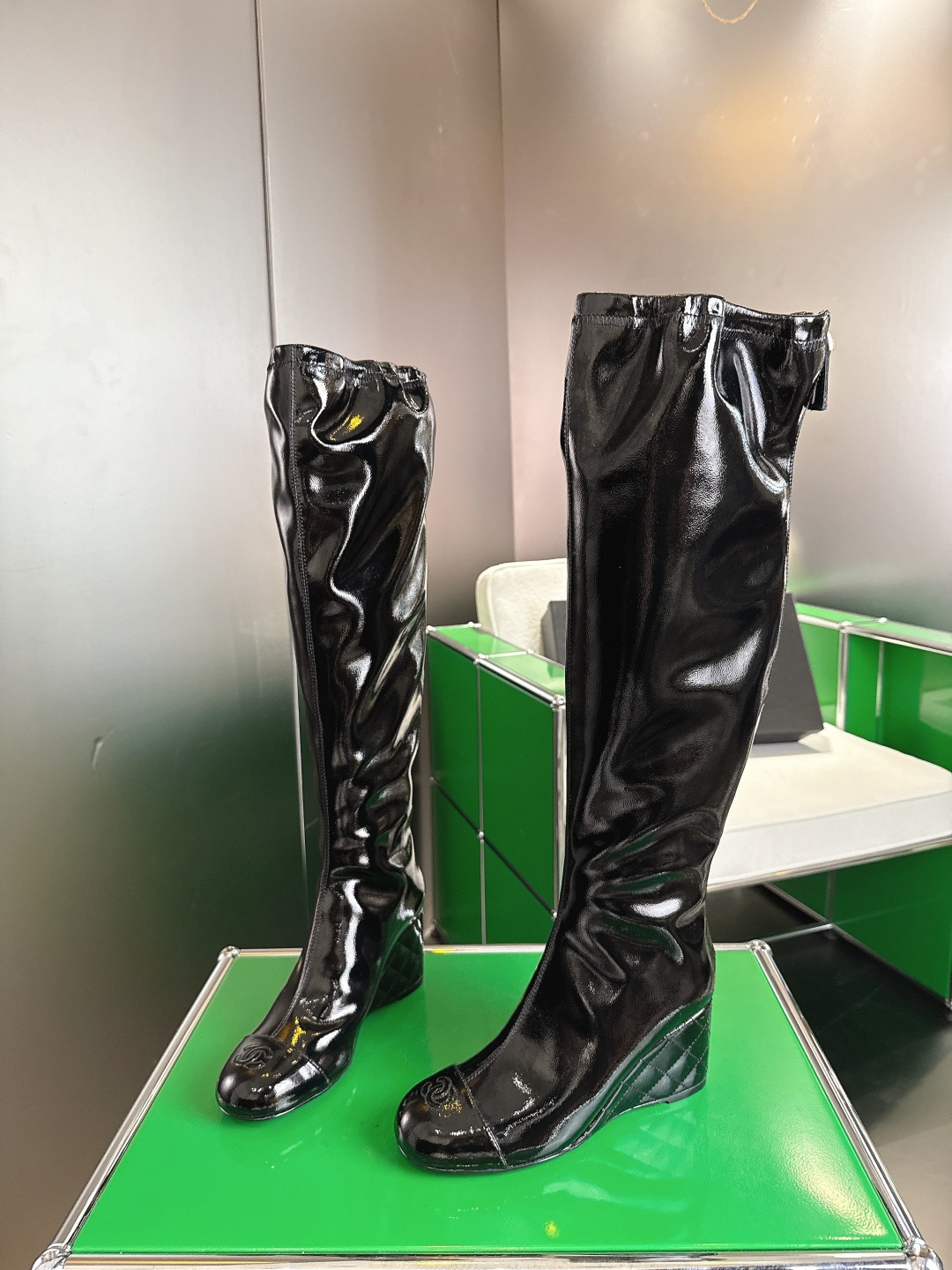 NO:544519,New double C diamond grille in autumn and winter, top quality, wedge elastic elastic boots and high boots, elastic material is cleverly spliced ​​to fit the leg curve, which not only ensures freedom of movement, but also adds a bit of randomness and agility. The 7cm wedge design is exquisite, the 18-inch height is just right, the fabric is made of original patent leather material, the inner foot pads are all silk sheepskin, original imported genuine leather soles, size 34-42 [34.40.41.42 Customized], boots, boots, sheepskin, Leather soles19860909秋冬新品双C菱格 顶级品质 坡跟弹力松紧靴口高靴 弹力材质巧妙拼接 贴合腿部曲线 既保证活动自如 又增添几分随性灵动. 7cm坡跟设计精妙 18寸高度恰到好处 面料采用原版漆皮材质 内里垫脚均为丝绸羊皮 意大利原版进口真皮大底 尺码34-42 [34.40.41.42定制],靴子,boots,sheepskin,Leather soles,Women's Shoes