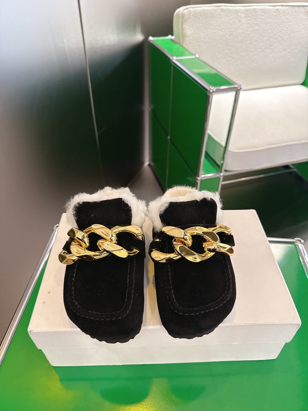 NO:546188,(k002)JW Anderson 25ss New autumn and winter big gold chain fur slippers has changed the weather, the season has changed, the weather is getting colder, add fur slippers at the request of babies, and put on a new sheep curly drag, not bad, warm and cute, both indoor and outdoor, wear both imported suede, inner wool, large sole original private mold cork sole Size35-40 (40 custom made without return or exchange), semi-drag fur shoes, slippers, chamois leather19860909(k002)JW Anderson 25ss 秋冬新品大金链子毛拖鞋   变天啦 换季啦 天气逐渐变冷 应宝宝们要求加做毛拖鞋 上新一款羊卷毛拖 还不错哦 保暖又可爱 室内室外都 穿哦 鞋面进口麂皮 内里羊毛里 大底原版私模软木底 Size35-40（40订做不退换）,半拖毛毛鞋,slippers,chamois leather,Women's Shoes