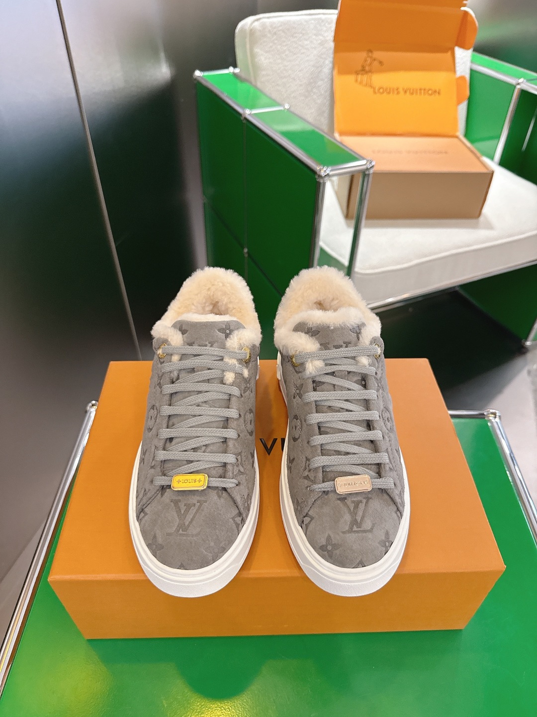NO:546184,Top version (K007) LouIs Vuitton Louis Vuitton TIME OUT casual sneakers, white shoe lining. This Time Out sneaker is stitched with cow leather and Monogram denim, echoing the current season's leather goods series. The denim luggage tag is fixed on the upper with a leather strap, highlighting Louis Vuitton's travel heritage. Dazzling inscribed eyelets and embossed brand logo on the tongue add exquisite details.  Size 35-40 (41 customized), casual shoes/sports shoes, louis vuitton, louis vuitton, sneakers, cowhide19860909顶级版本(K007) LouIs Vuitton 路易威登TIME OUT休闲板鞋 小白鞋毛里 本款Time Out运动鞋拼接牛皮革与 Monogram 丹宁布,与当季皮具系列遥相呼应.丹宁布行李牌通过皮革饰带固定于鞋面,彰显路易威登的旅行传承.耀目铭纹孔眼与鞋舌处品牌标识压纹增添考究细节. 码数35-40（41定做）,休闲鞋/运动鞋,louis vuitton,louis vuitton,sneakers,cowhide,Women's Shoes