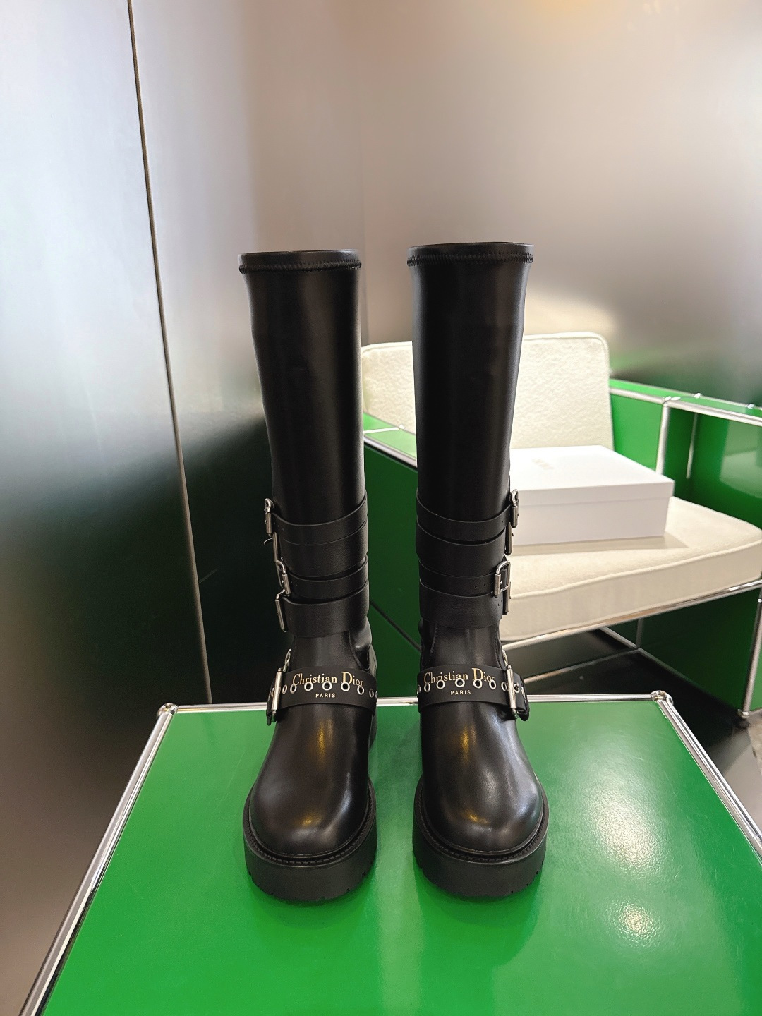 NO:546166,(k020) Dior 25 autumn and winter war boots Martin boots super cool and stylish. Ingeniously matched with multi-layer belt buckles to show the trendy and avant-garde style. Handsome and stylish. Sporty and fashionable style. Fabric: original customized cowhide inner: cowhide. Outsole: original open molded rubber sole, Size: 35-40., boots, dior, dior, boots, cowhide19860909（k020) Dior迪奥25秋冬封神战靴马丁靴 超酷飒有范儿 匠心搭配多层条皮带扣 彰显潮流前卫风格 帅气有型 焕发运动时尚型格 面料:原版定制牛皮 内里:牛皮 大底:原版开模橡胶底, Size:35－40码.,靴子,dior,dior,boots,cowhide,Women's Shoes