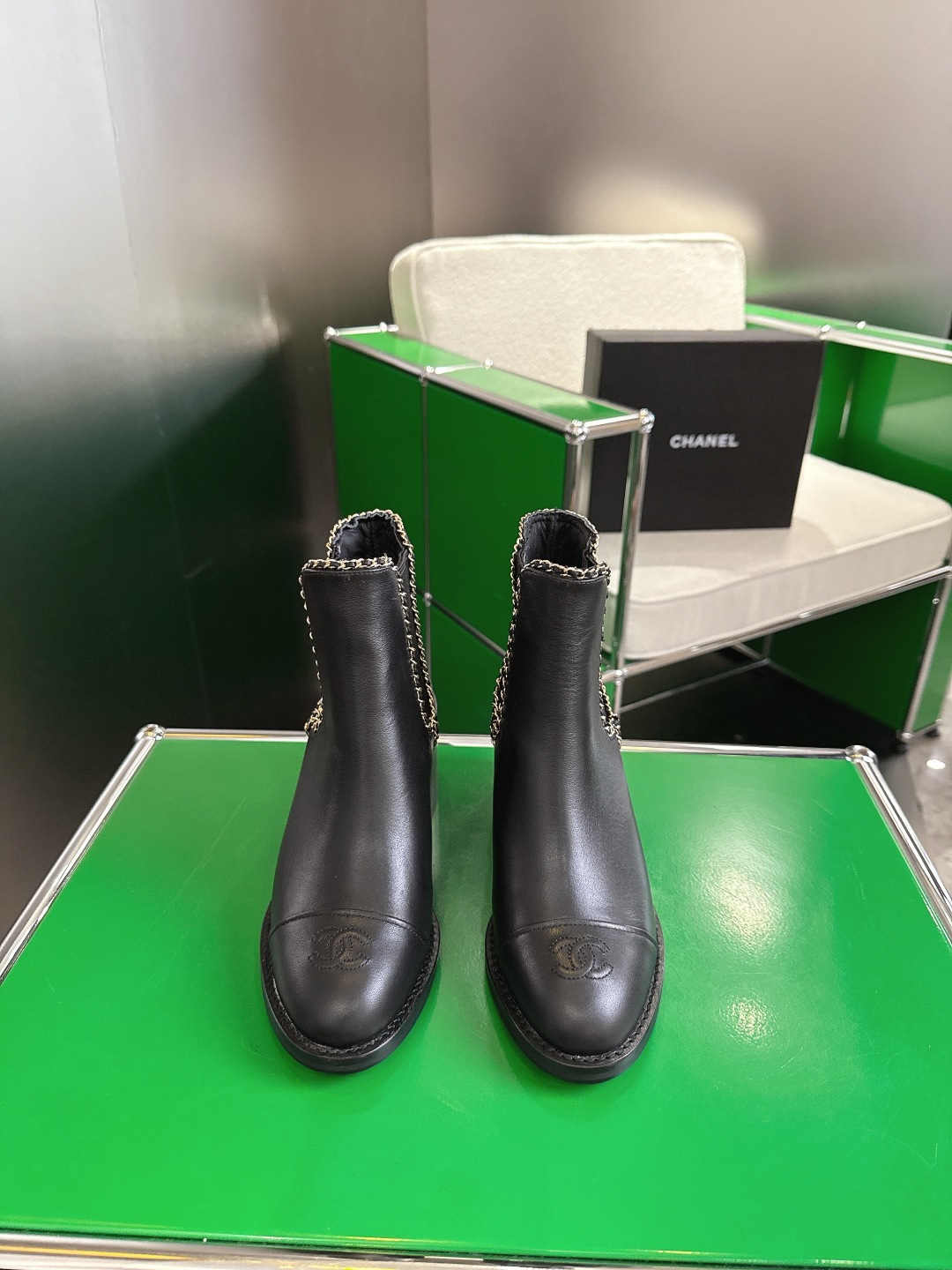 NO:546170,(k010) Chanel 25ss New autumn and winter high-heeled chain elastic short boots, versatile last slim feet yyds. The shape is three-dimensional and full, comfortable on the feet, full aura, rubber one foot, easy to wear, classic chain hardware, high-end and elegant, upper sheepskin, inner sheepskin Size: 35-39 (40.41 fixed), boots, chanel, chanel, boots, sheepskin19860909(k010)Chanel香奈儿25ss 新款秋冬高跟链条松紧短靴 楦型百搭瘦脚yyds.造型立体饱满,上脚舒适 气场十足,橡筋一脚蹬 易穿搭 经典链条五金 高级优雅 鞋面羊皮 内里羊皮 Size: 35-39（40.41定）,靴子,chanel,chanel,boots,sheepskin,Women's Shoes