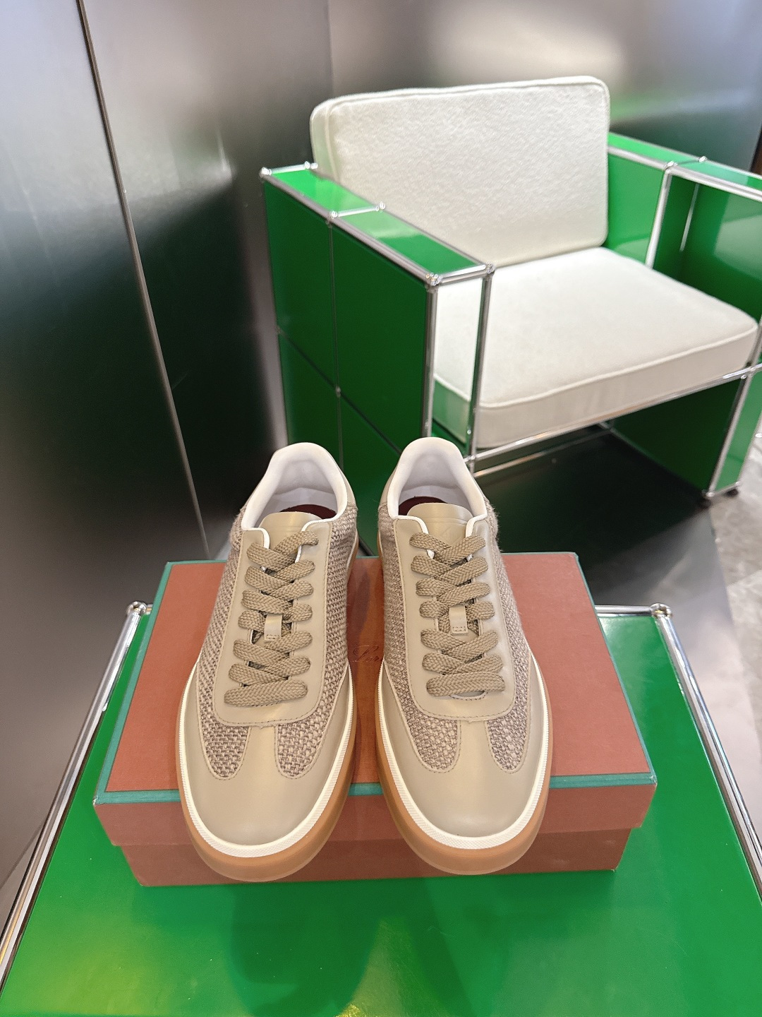 NO:558945,Top version (k026) Loro Piana LP Tennis walk series L moral training shoes casual shoes This new suede mesh features an ultra-low design, suitable for year-round wear. The covered sole creates a relaxed and attractive color combination, harmoniously blending functionality and understated style, making it an ideal shoe choice for urban dressing. Kummel color inserts at the heel Soft calf tongue, embossed L logo cotton lace upper, cow split suede sole  Rubber-lined calfskin fabric original custom-made first-layer cowhide lining custom-made calfskin lining outsole original molded non-slip rubber material Size35-45, casual shoes/sports shoes, loro piana, loro piana, sneakers,cowhide19860909顶级版本（k026) Loro Piana LP诺悠翩雅Tennis walk系列L德训鞋休闲鞋 这款新款绒面革网采用超低帮设计,适合全年穿着. 包边鞋底营造轻松迷人的色彩组合,将功能性与低调个性风格和谐融合 打造都市着装的理想鞋履选择. 鞋跟处饰以Kummel色嵌片柔软小牛舌,压印L标棉质鞋带鞋面,牛剖层绒面革鞋底 橡胶衬里小牛皮 面料原版定制头层牛皮 内里定制小牛皮里 大底原版开模防滑橡胶材质 Size35-45,休闲鞋/运动鞋,loro piana,loro piana,sneakers,cowhide,Women's Shoes